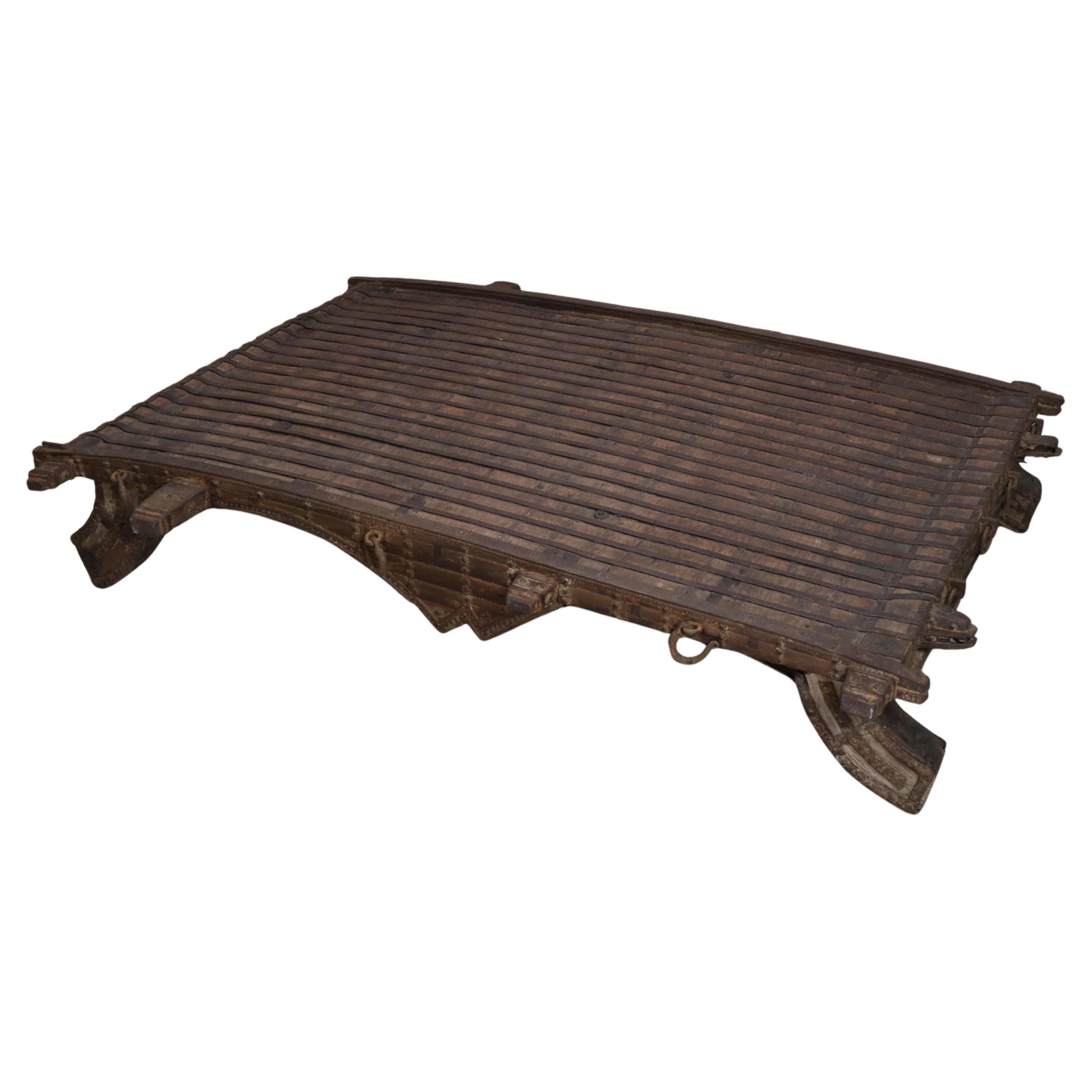 Antigua mesa india de carreta de bueyes con latón y hierro - c.1800, objeto Wabi-Sabi