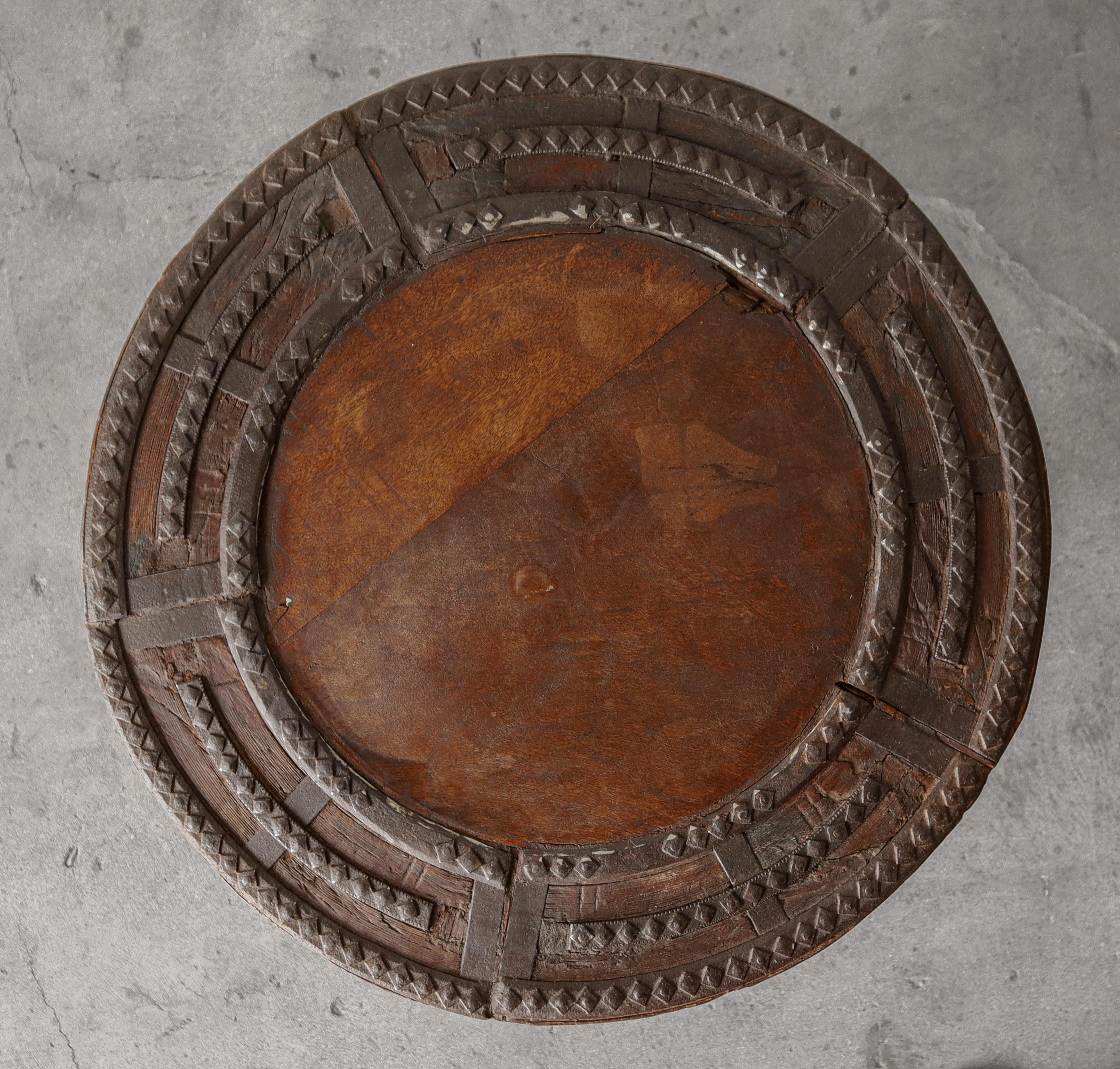 Antique Indian Bullock Cart Wheel Table In Good Condition For Sale In Las Vegas, NV