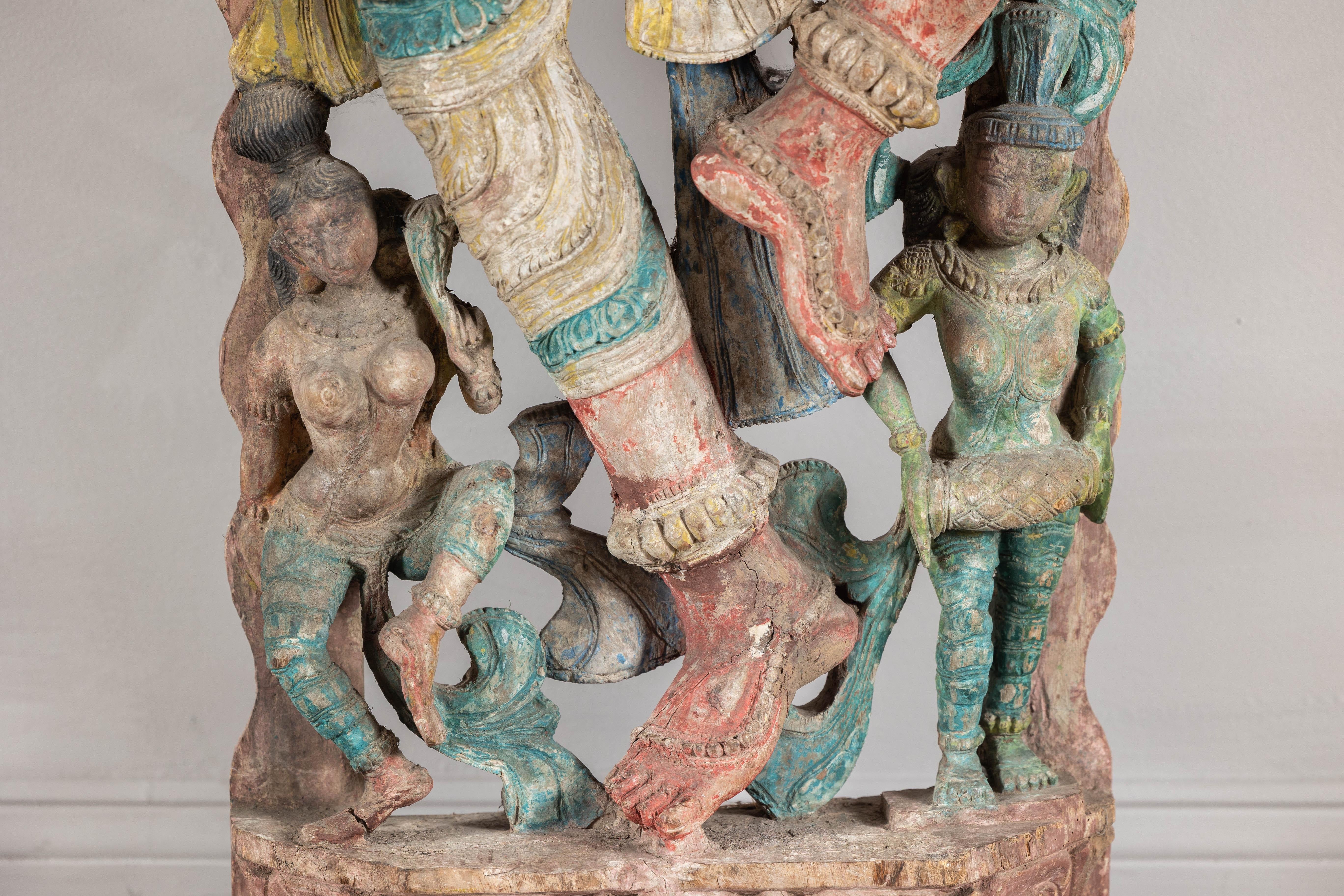 Antigua Escultura India de Madera Tallada de Parvati con Policromía Vibrante en venta 4