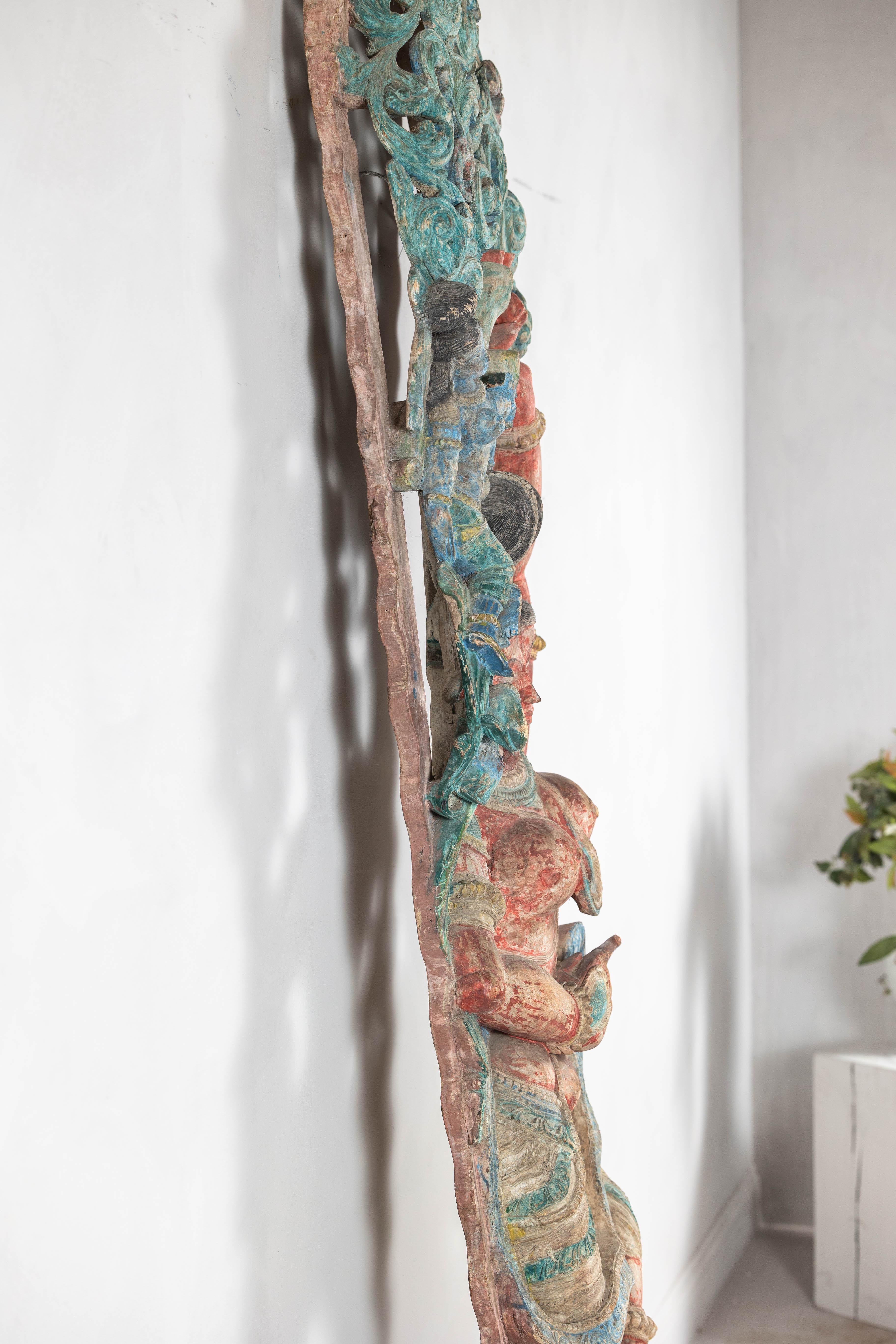 Antigua Escultura India de Madera Tallada de Parvati con Policromía Vibrante en venta 7