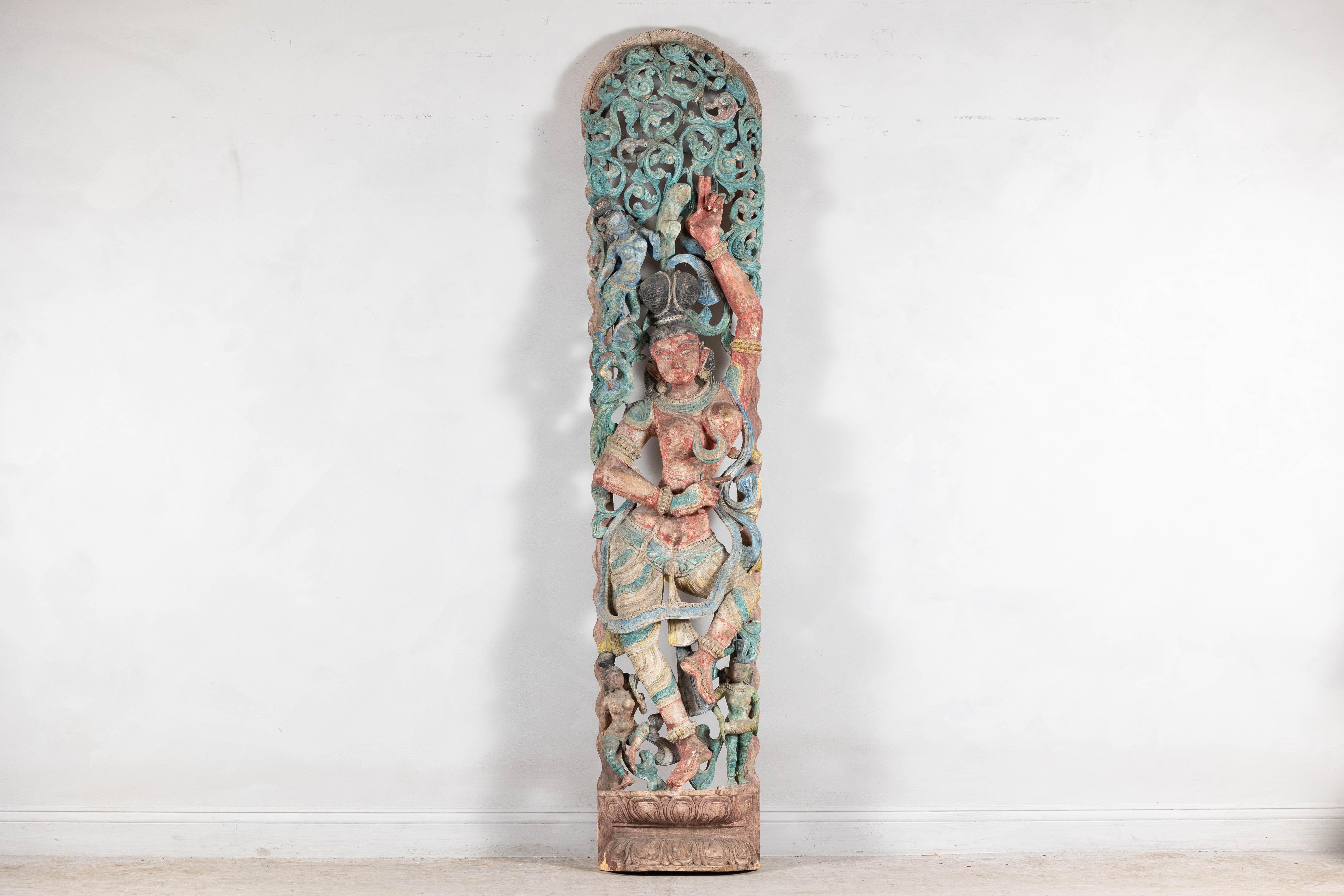 Fragmento indio de madera tallada y pintada de finales del siglo XIX, principios del XX, que representa a Parvati. De imponente presencia en madera tallada, esta antigua escultura india captura la fluida gracia de Parvati, la venerada consorte de