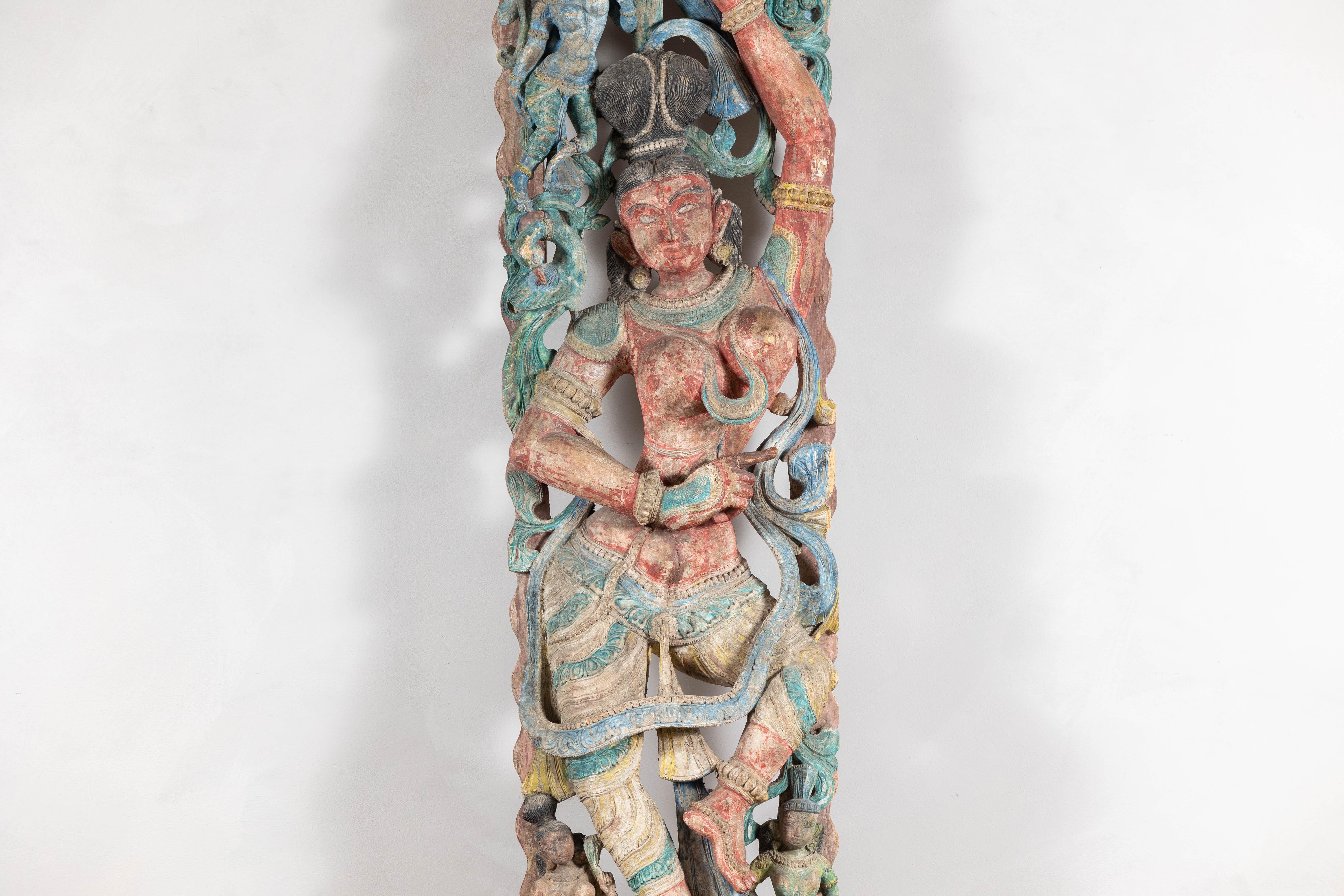 Antigua Escultura India de Madera Tallada de Parvati con Policromía Vibrante Tallado a mano en venta