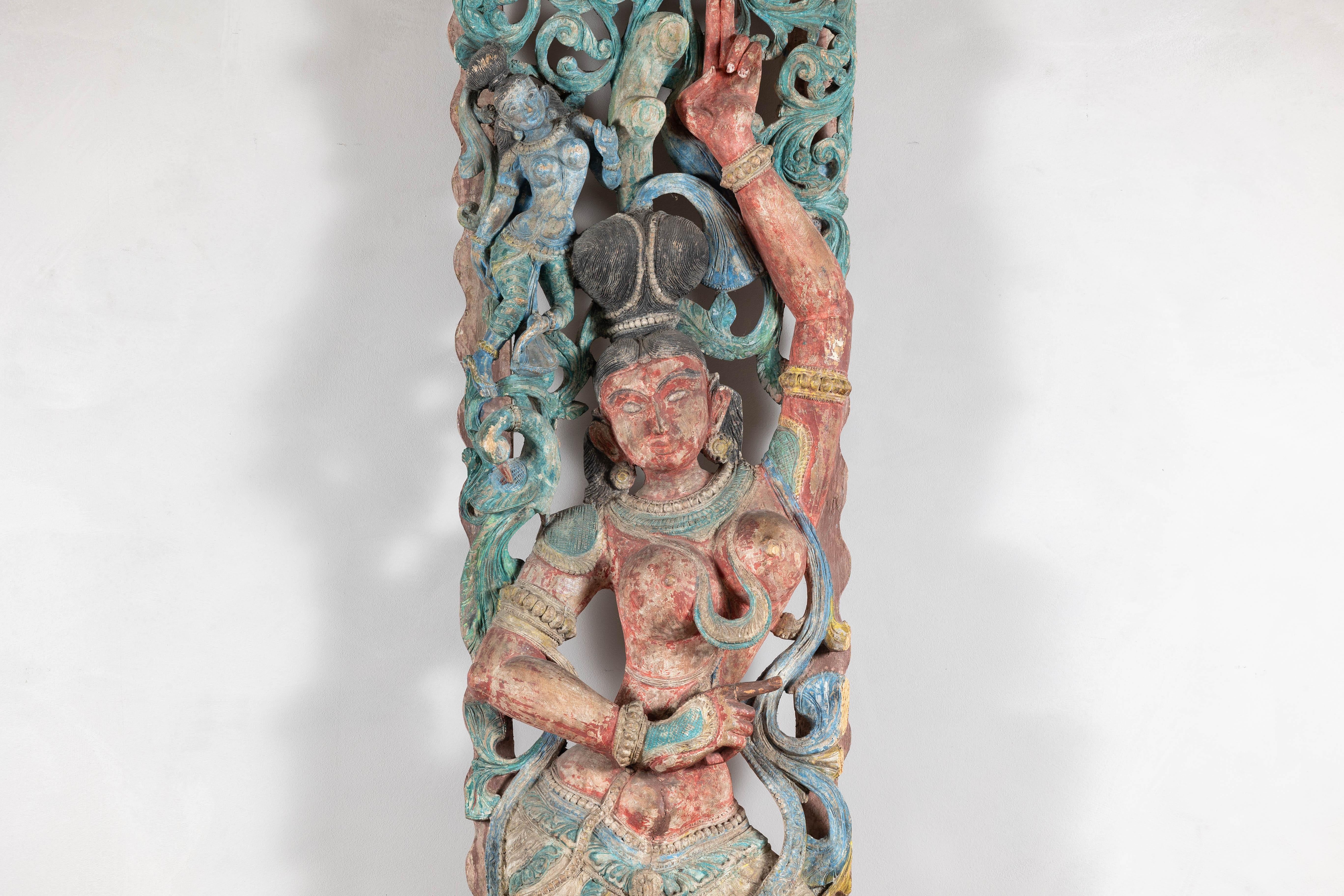 Antigua Escultura India de Madera Tallada de Parvati con Policromía Vibrante siglo XIX en venta