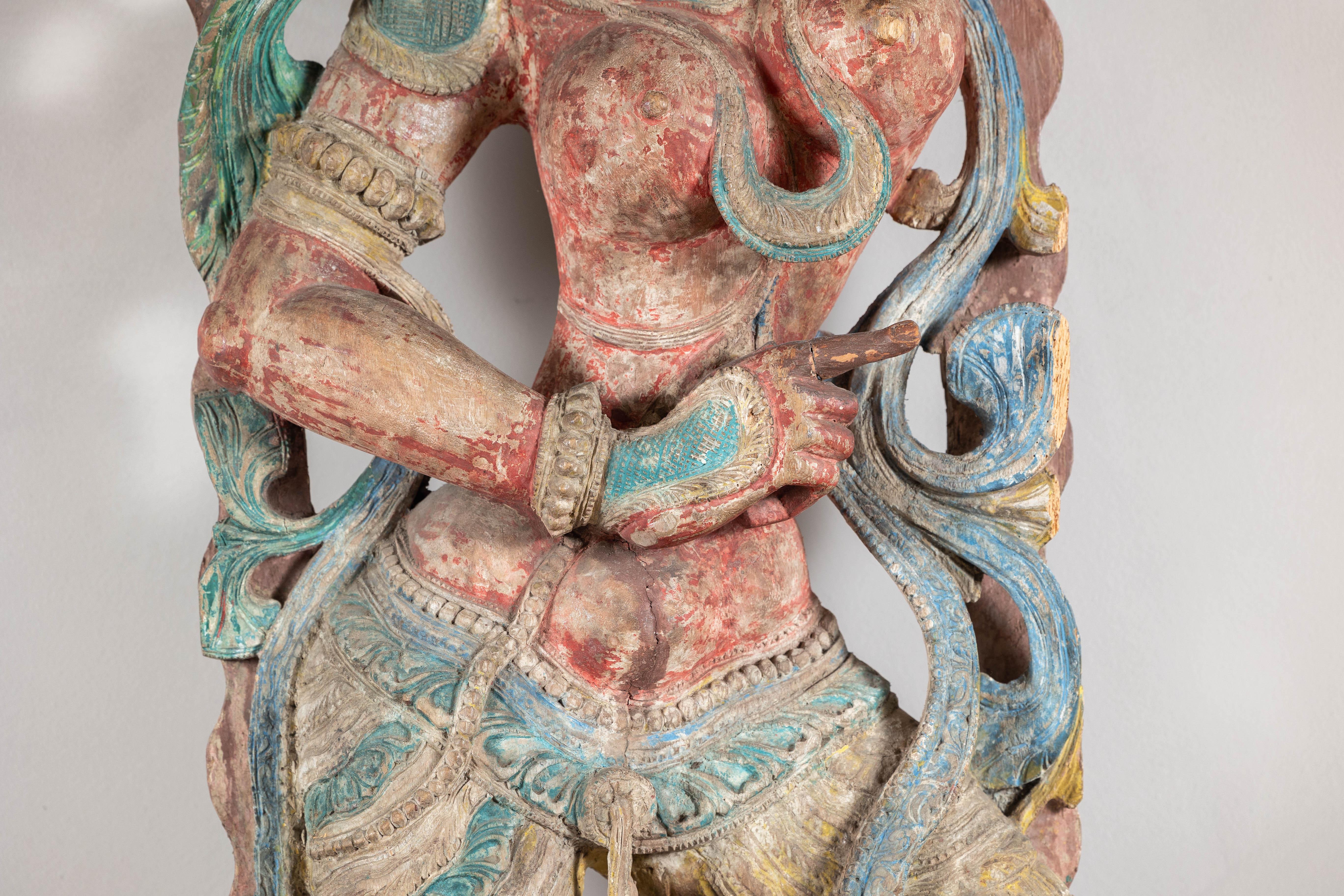 Antigua Escultura India de Madera Tallada de Parvati con Policromía Vibrante Madera dura en venta