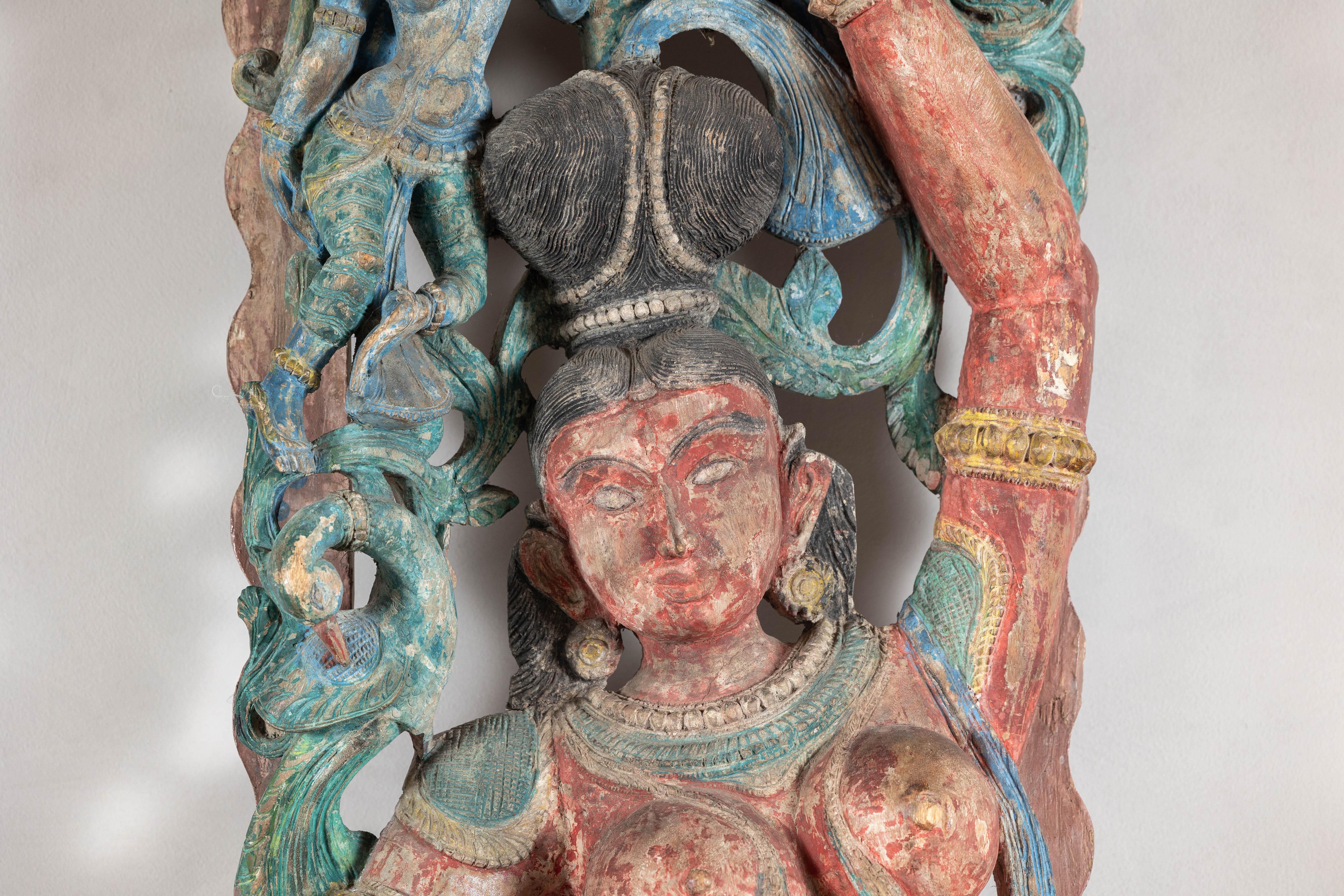 Antigua Escultura India de Madera Tallada de Parvati con Policromía Vibrante en venta 1