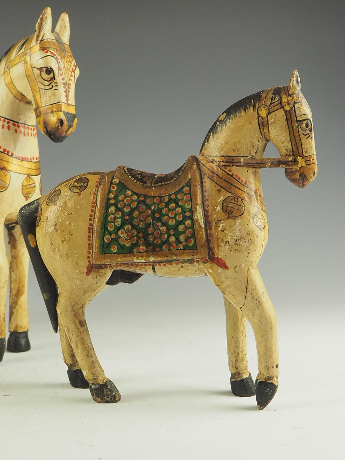 Antiguos caballos de boda indios de madera tallada 