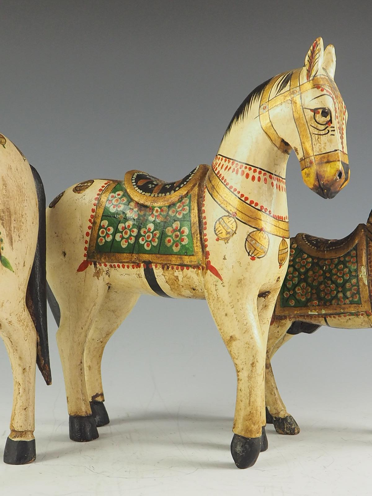 Antiguos caballos de boda indios de madera tallada 