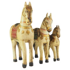 Ensemble de trois chevaux de mariage "Ghodi" en bois sculpté de l'Antiquité indienne