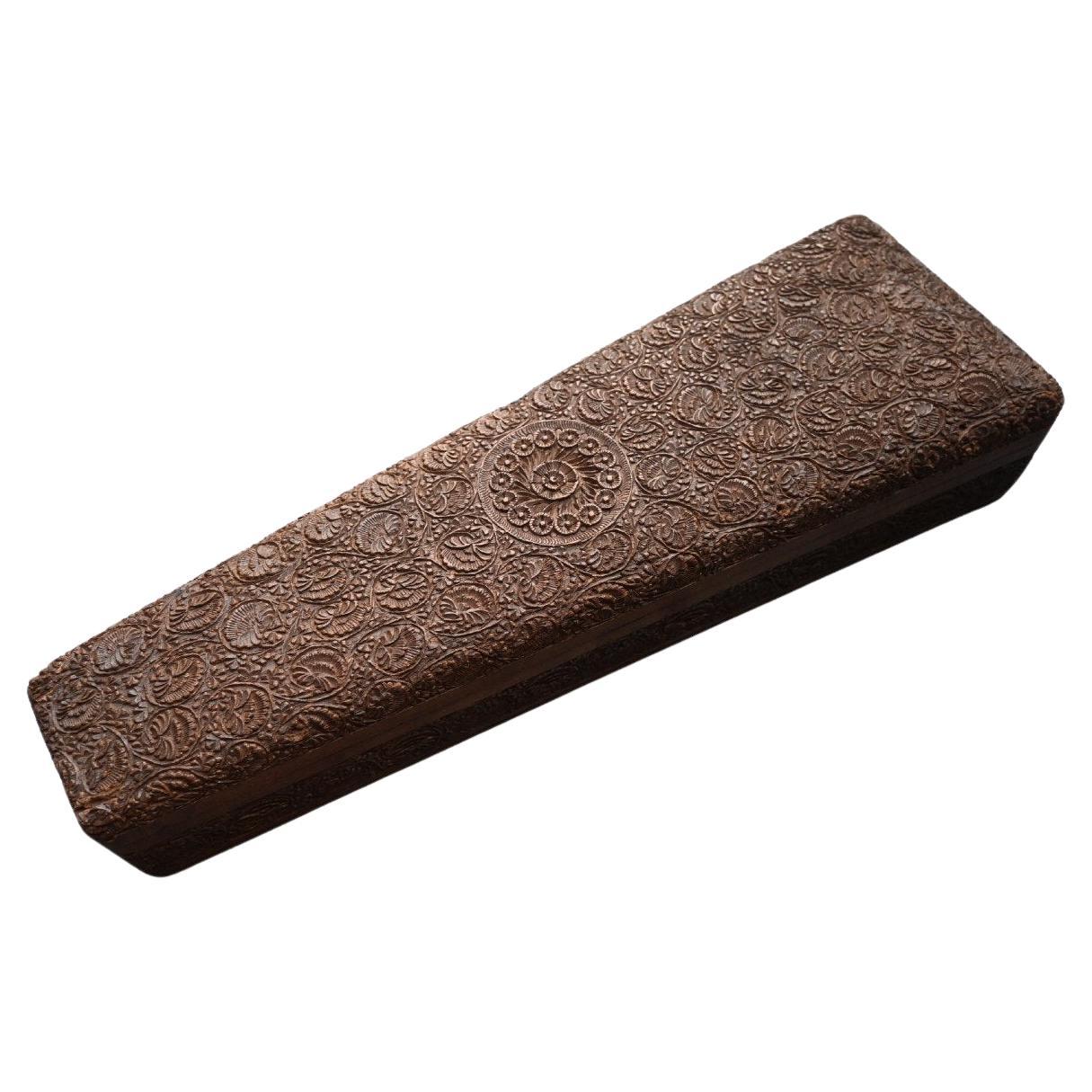 Boîte indienne en bois dur richement sculpté pour le rangement d'éventails de belle qualité  
Fin du 19e siècle
longueur 38 cm, largeur 6,5 et 12,5 cm, hauteur 7 cm
Patine vieillie