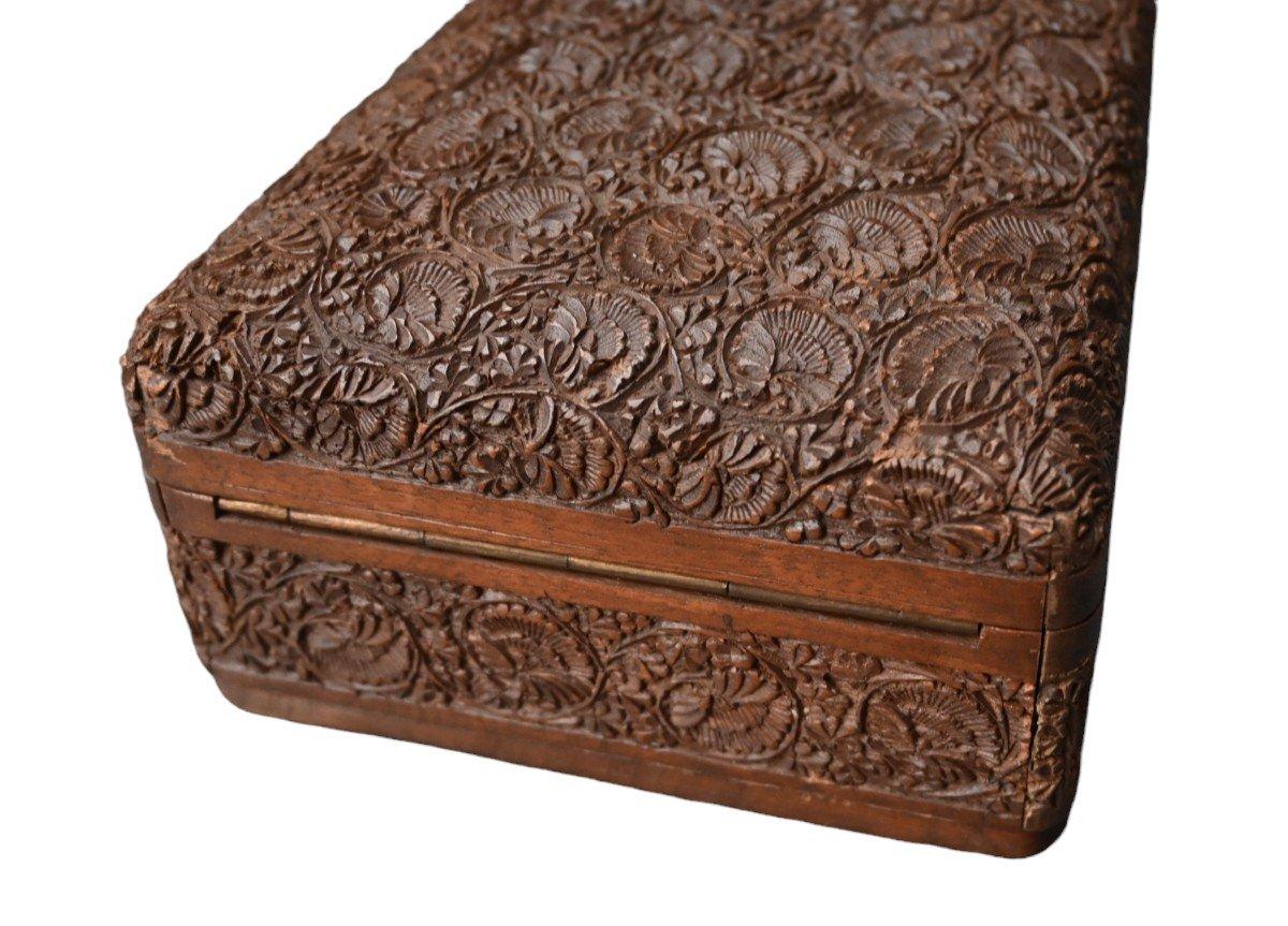 Anglo-indien Ancienne boîte de rangement indienne en bois sculpté pour éventails, 19e siècle en vente
