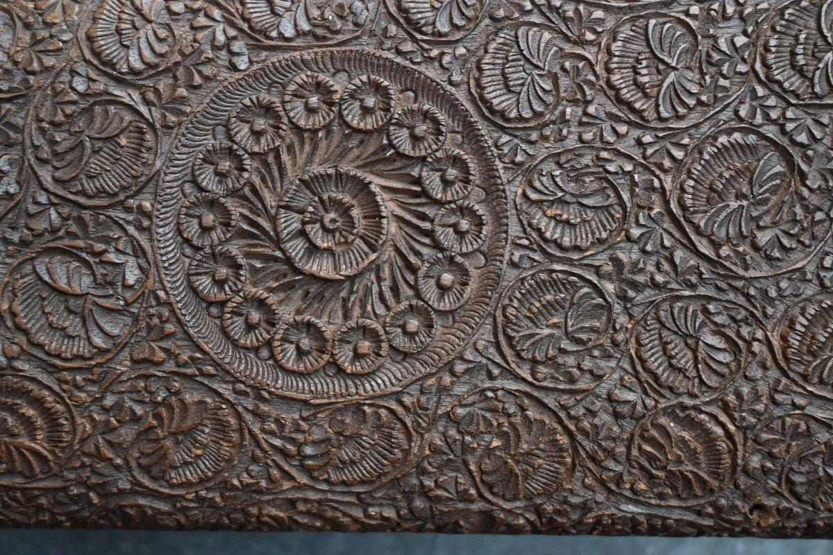 Indien Ancienne boîte de rangement indienne en bois sculpté pour éventails, 19e siècle en vente