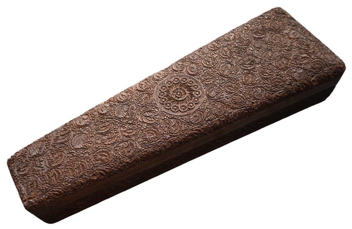 XIXe siècle Ancienne boîte de rangement indienne en bois sculpté pour éventails, 19e siècle en vente
