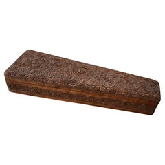 Antigua caja de madera tallada india para guardar abanicos, siglo XIX