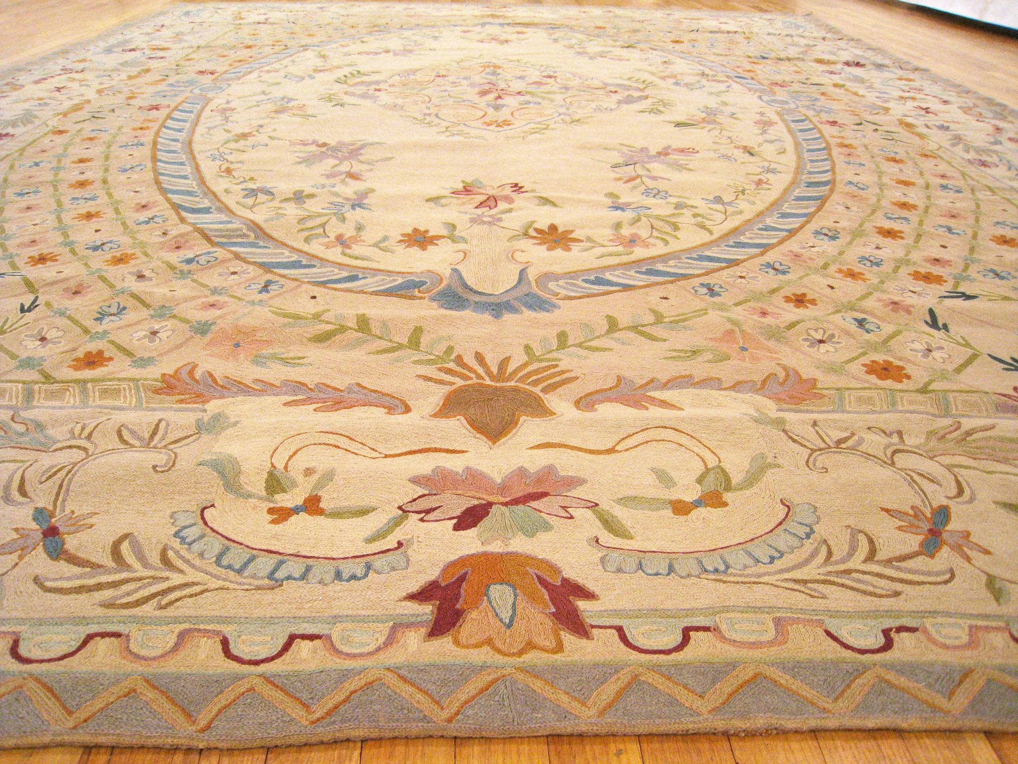 Alfombra india antigua de tejido plano de punto de cadeneta en tamaño de habitación con medallón y flores en venta 3