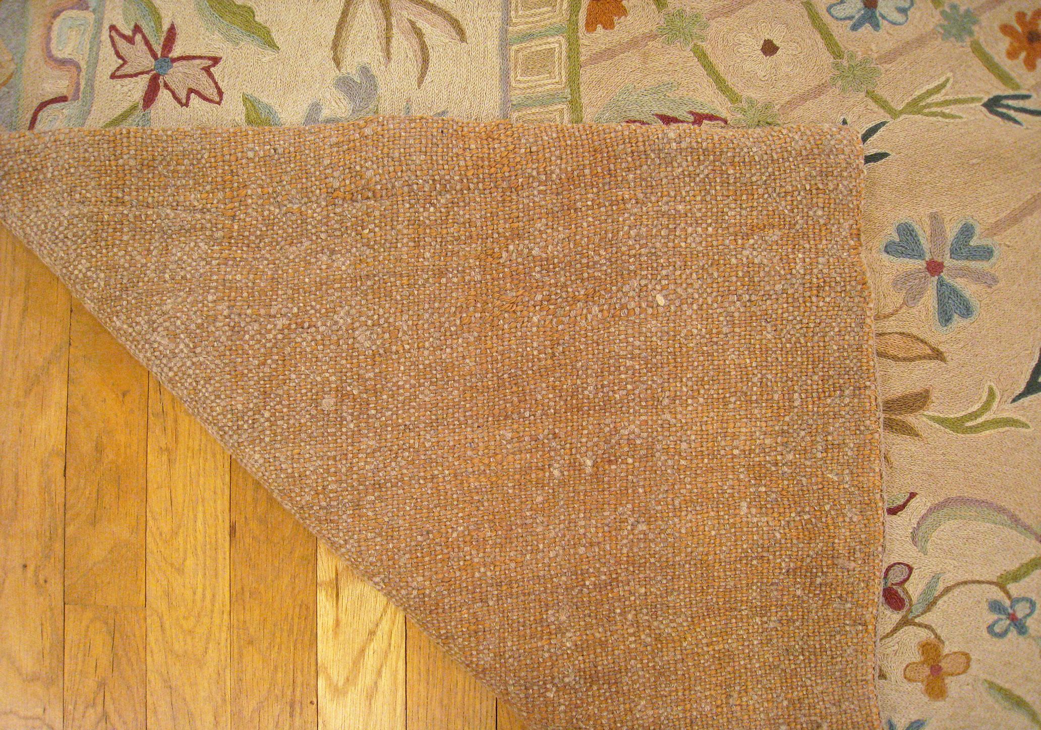 Alfombra india antigua de tejido plano de punto de cadeneta en tamaño de habitación con medallón y flores en venta 4
