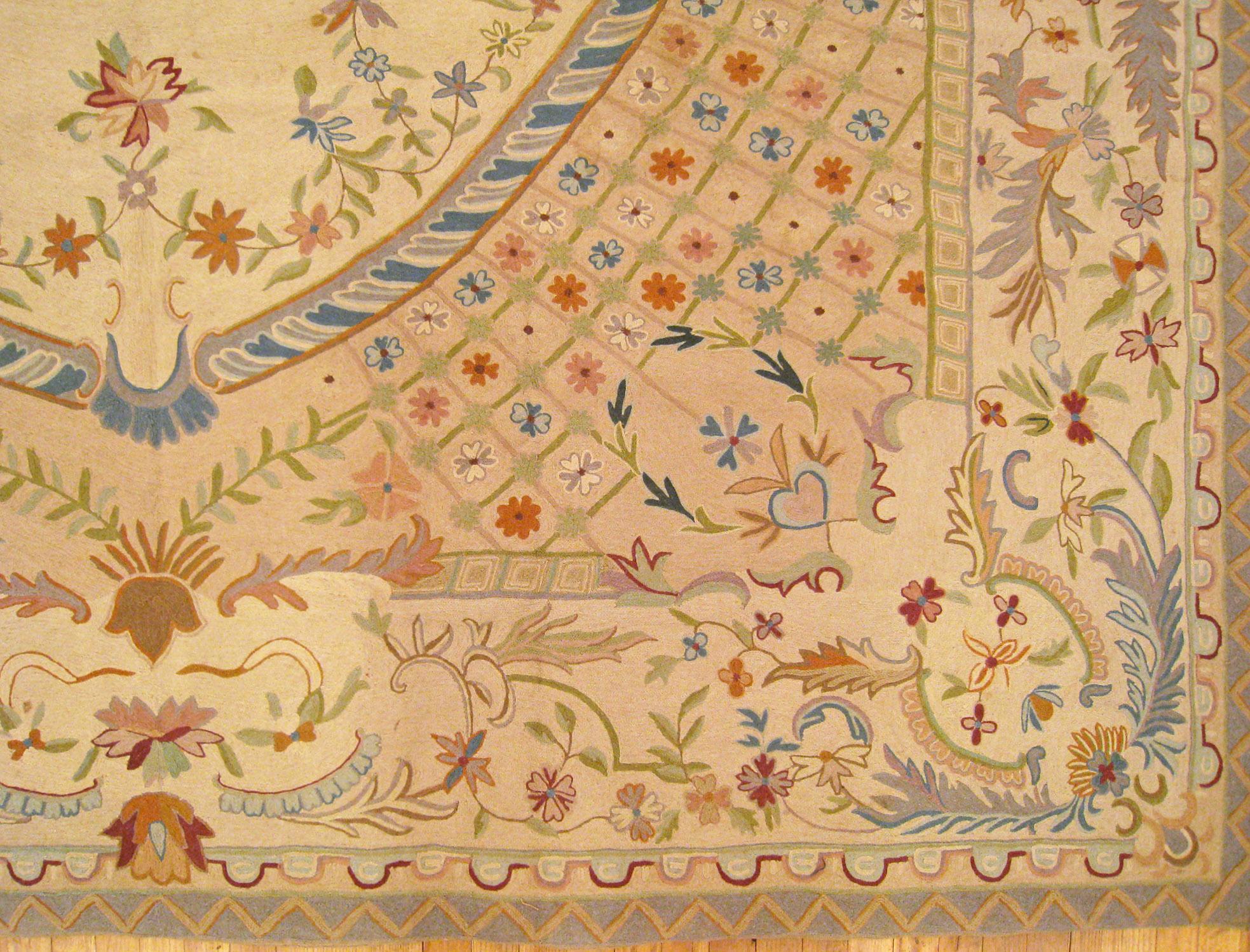 Alfombra india antigua de tejido plano de punto de cadeneta en tamaño de habitación con medallón y flores Anudado a mano en venta