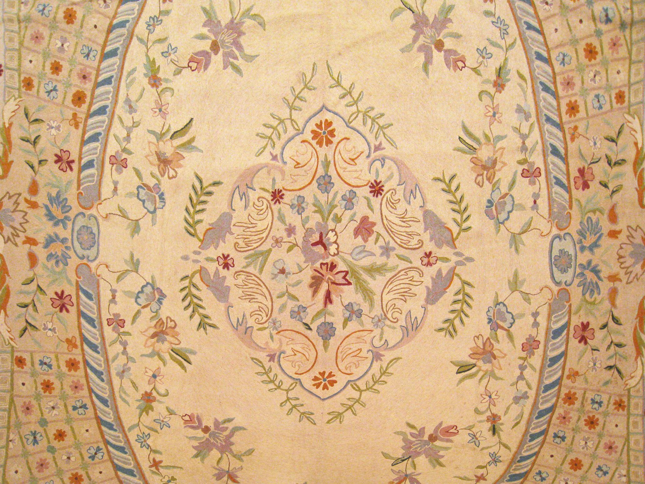 Alfombra india antigua de tejido plano de punto de cadeneta en tamaño de habitación con medallón y flores en Bueno estado para la venta en New York, NY