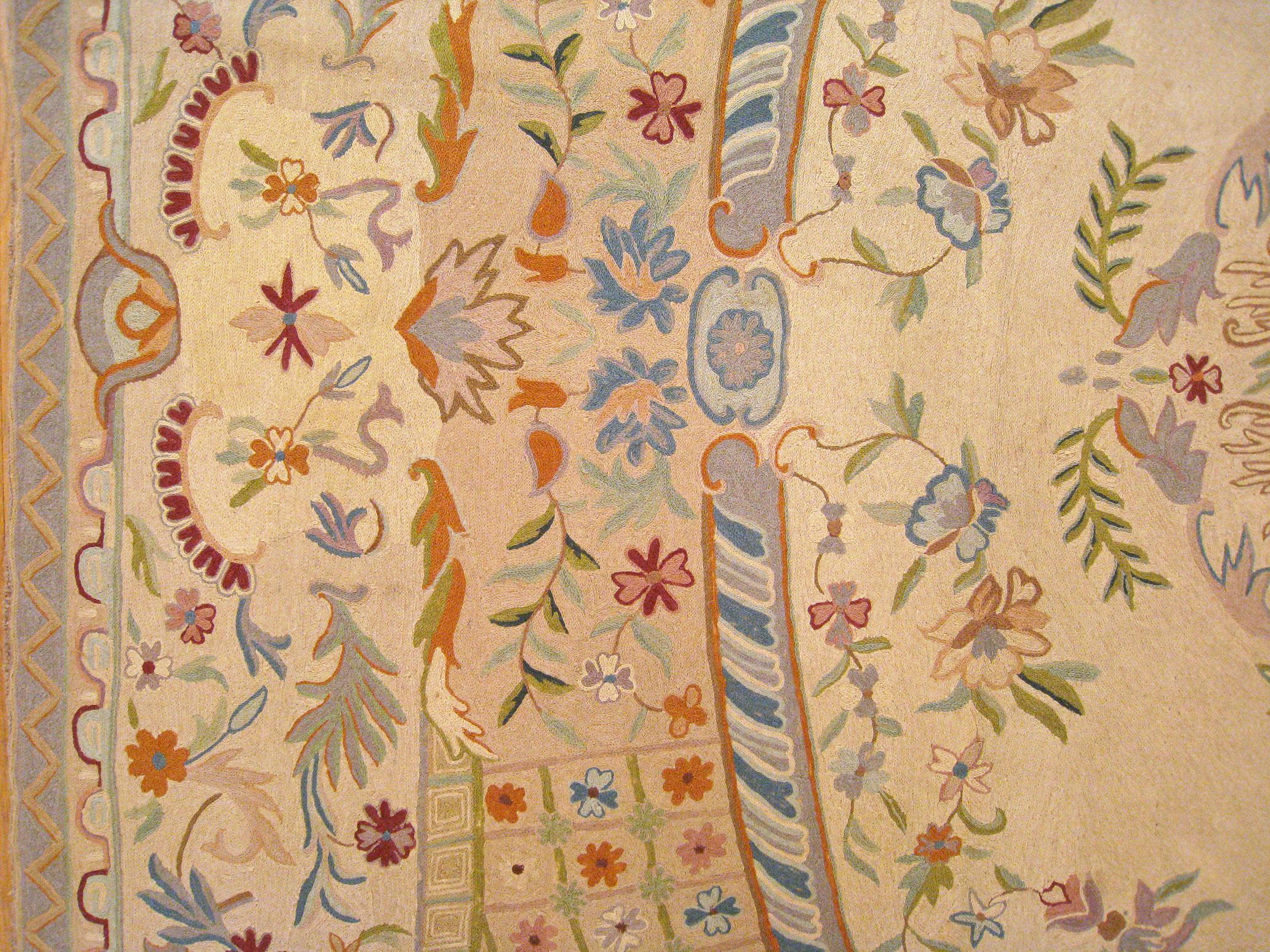 Alfombra india antigua de tejido plano de punto de cadeneta en tamaño de habitación con medallón y flores mediados del siglo XX en venta