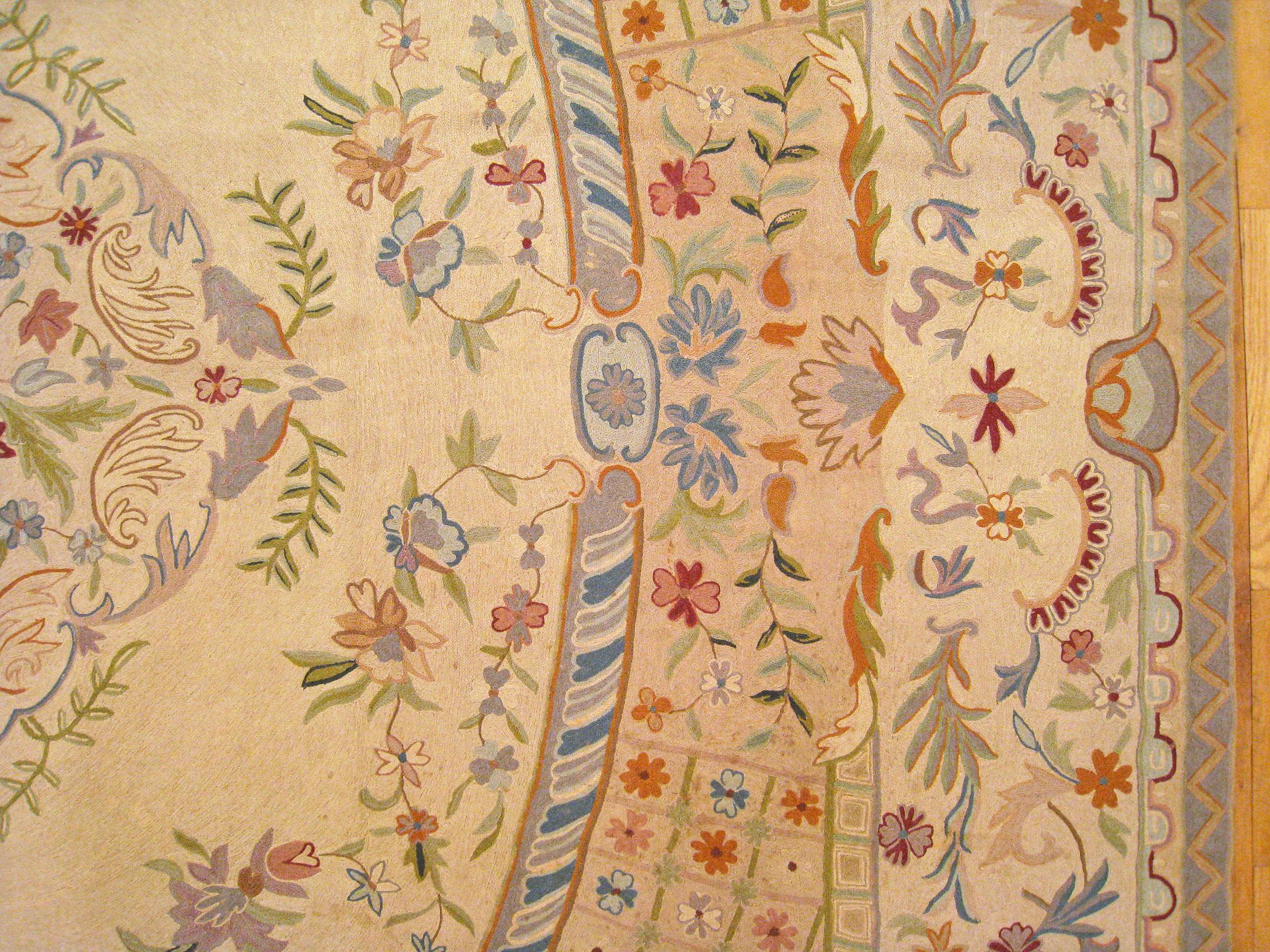 Alfombra india antigua de tejido plano de punto de cadeneta en tamaño de habitación con medallón y flores Lana en venta
