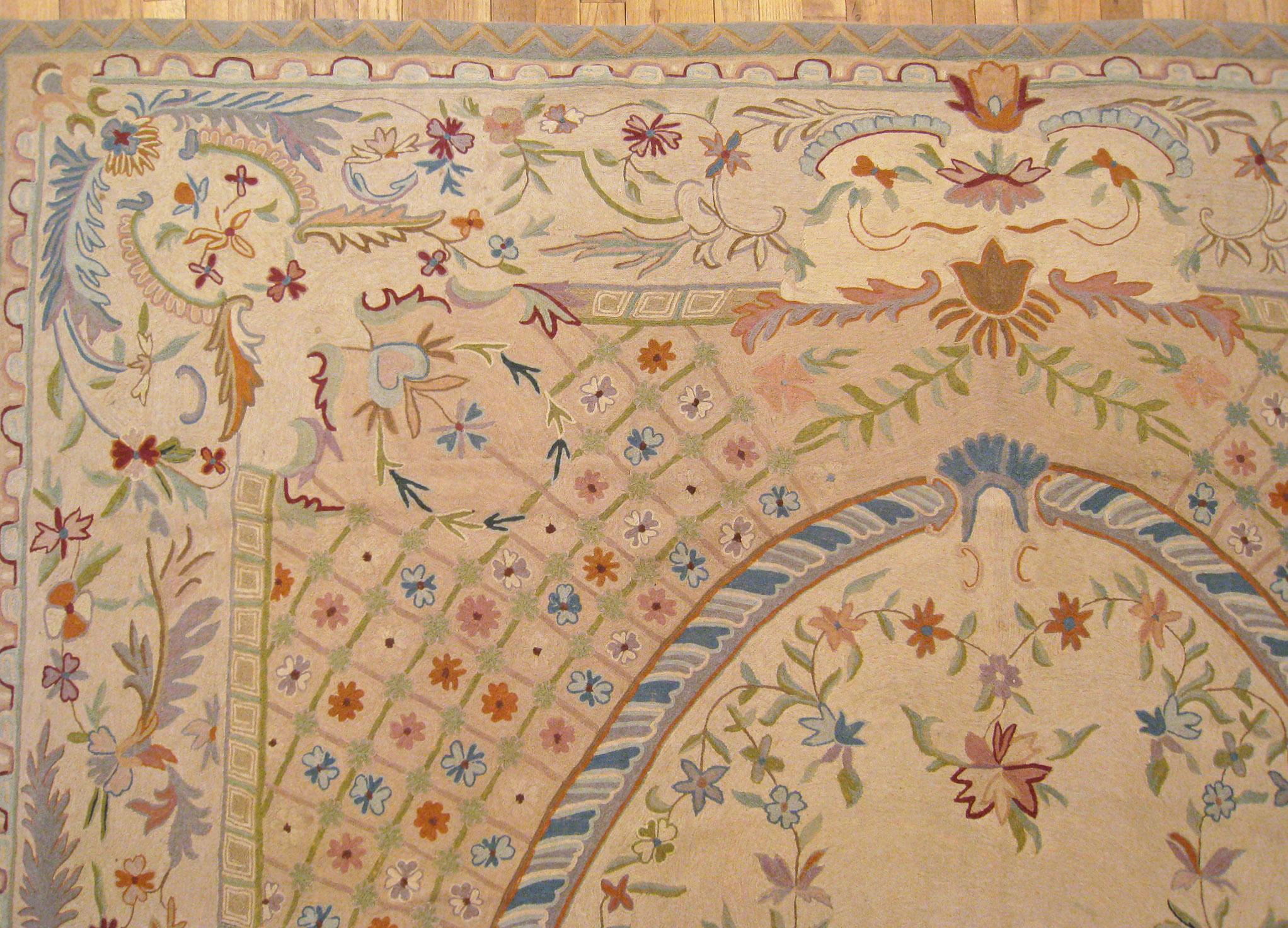 Alfombra india antigua de tejido plano de punto de cadeneta en tamaño de habitación con medallón y flores en venta 1