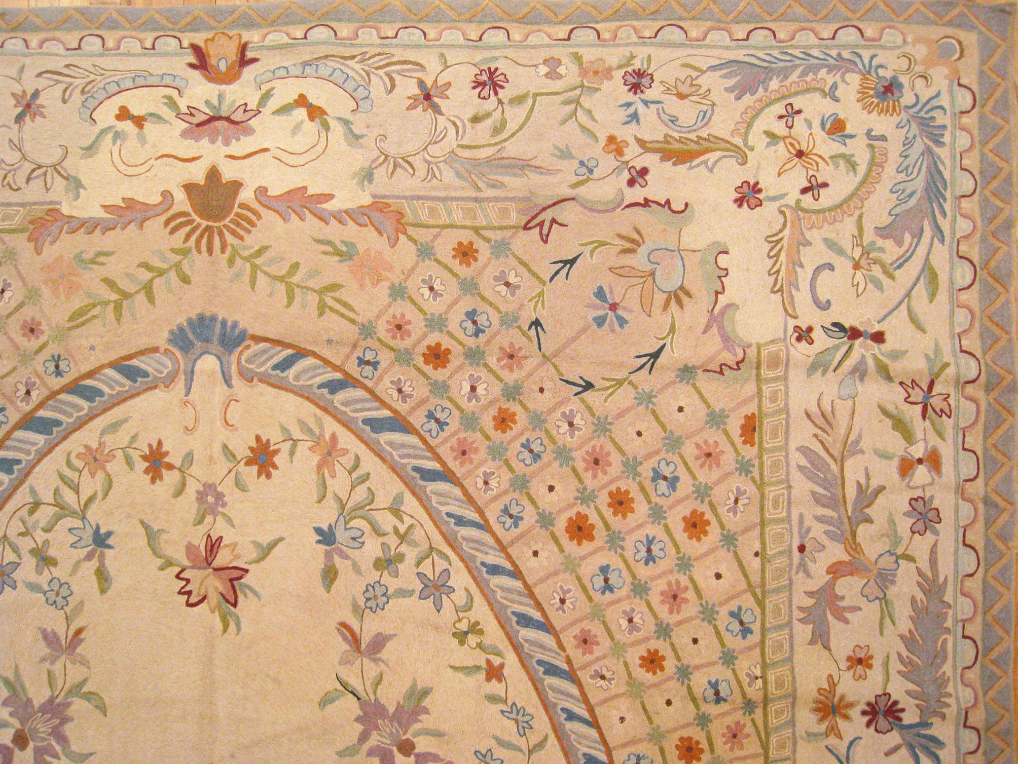 Alfombra india antigua de tejido plano de punto de cadeneta en tamaño de habitación con medallón y flores en venta 2
