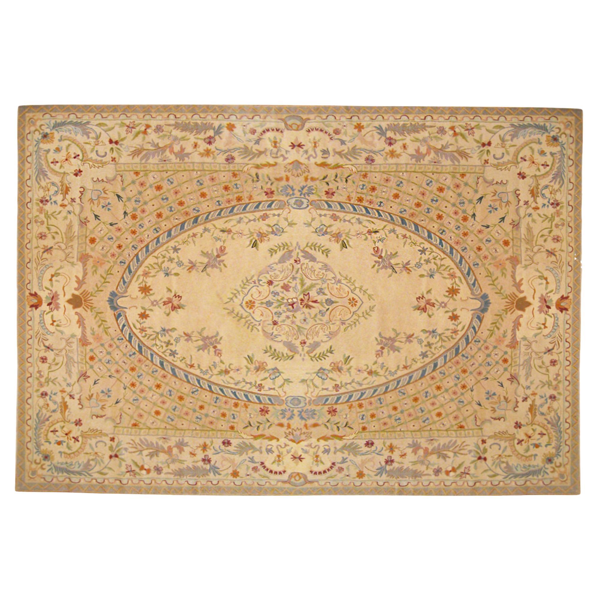 Alfombra india antigua de tejido plano de punto de cadeneta en tamaño de habitación con medallón y flores en venta