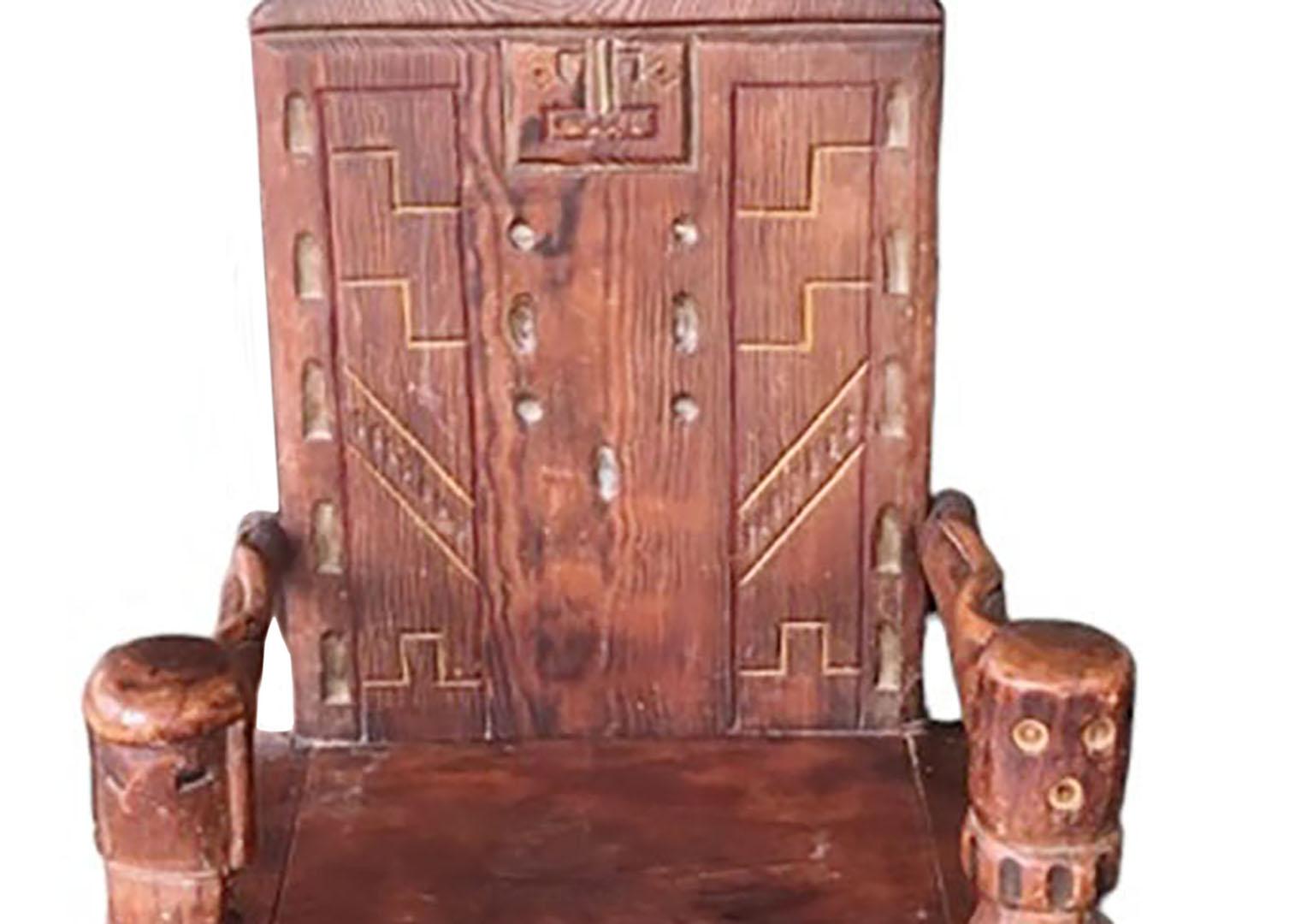 Chaise indienne ancienne avec Kachina Bon état - En vente à Dallas, TX