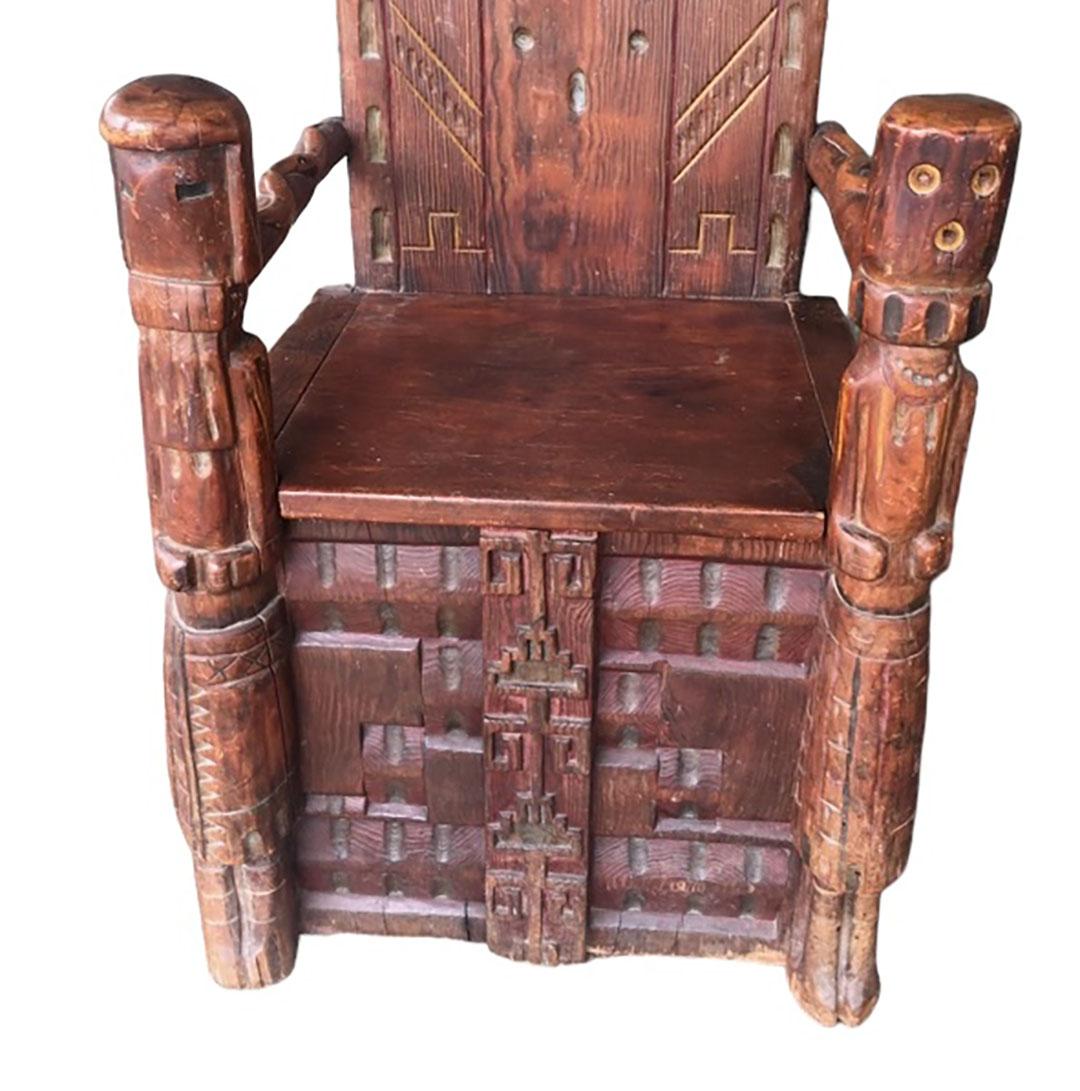 Début du 20ème siècle Chaise indienne ancienne avec Kachina en vente