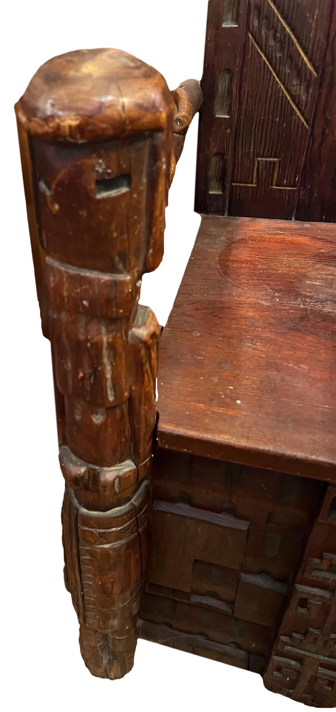 Bois Chaise indienne ancienne avec Kachina en vente