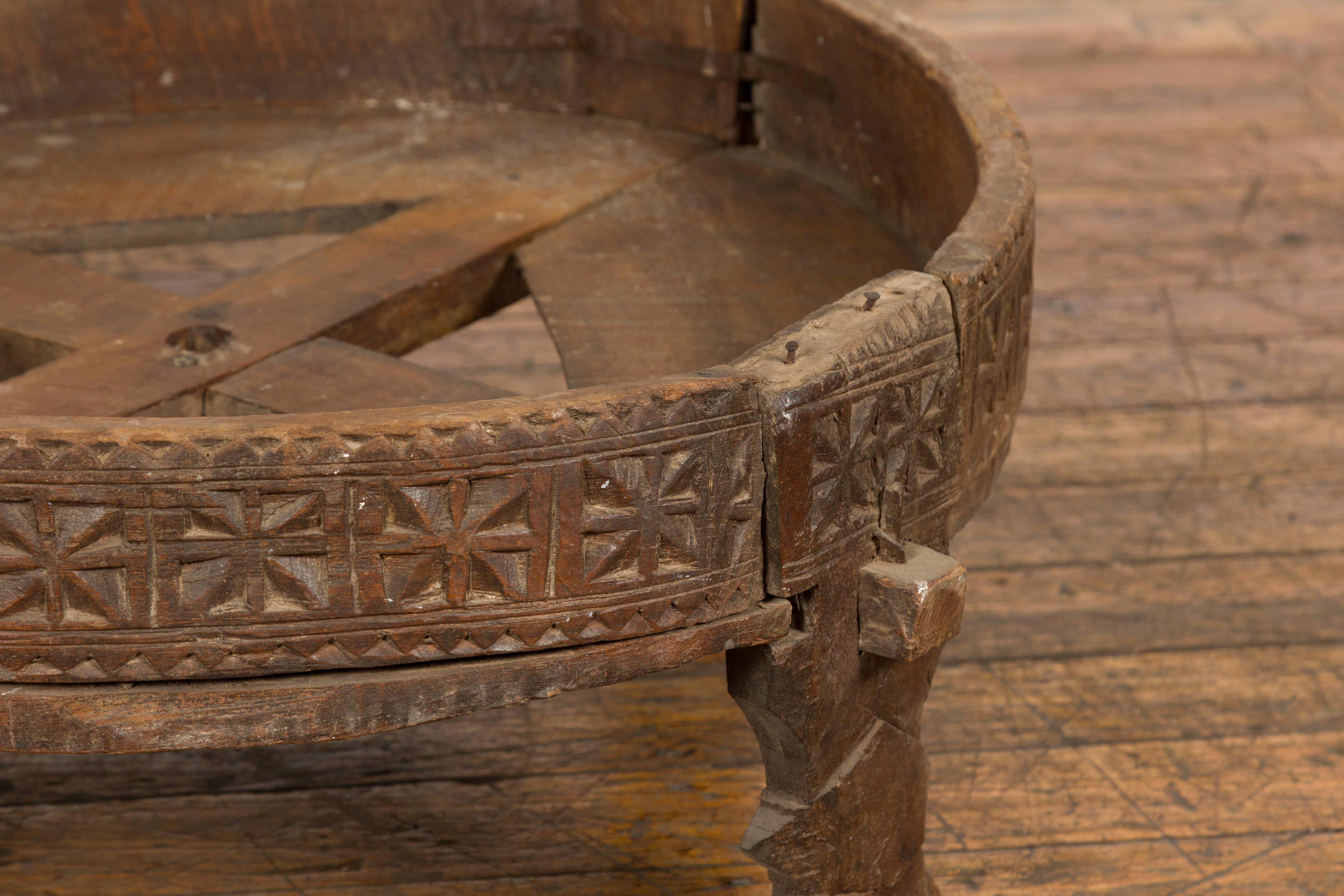 Antiker indischer Chakki-Schleiftisch mit handgeschnitztem geometrischem Dekor im Angebot 1