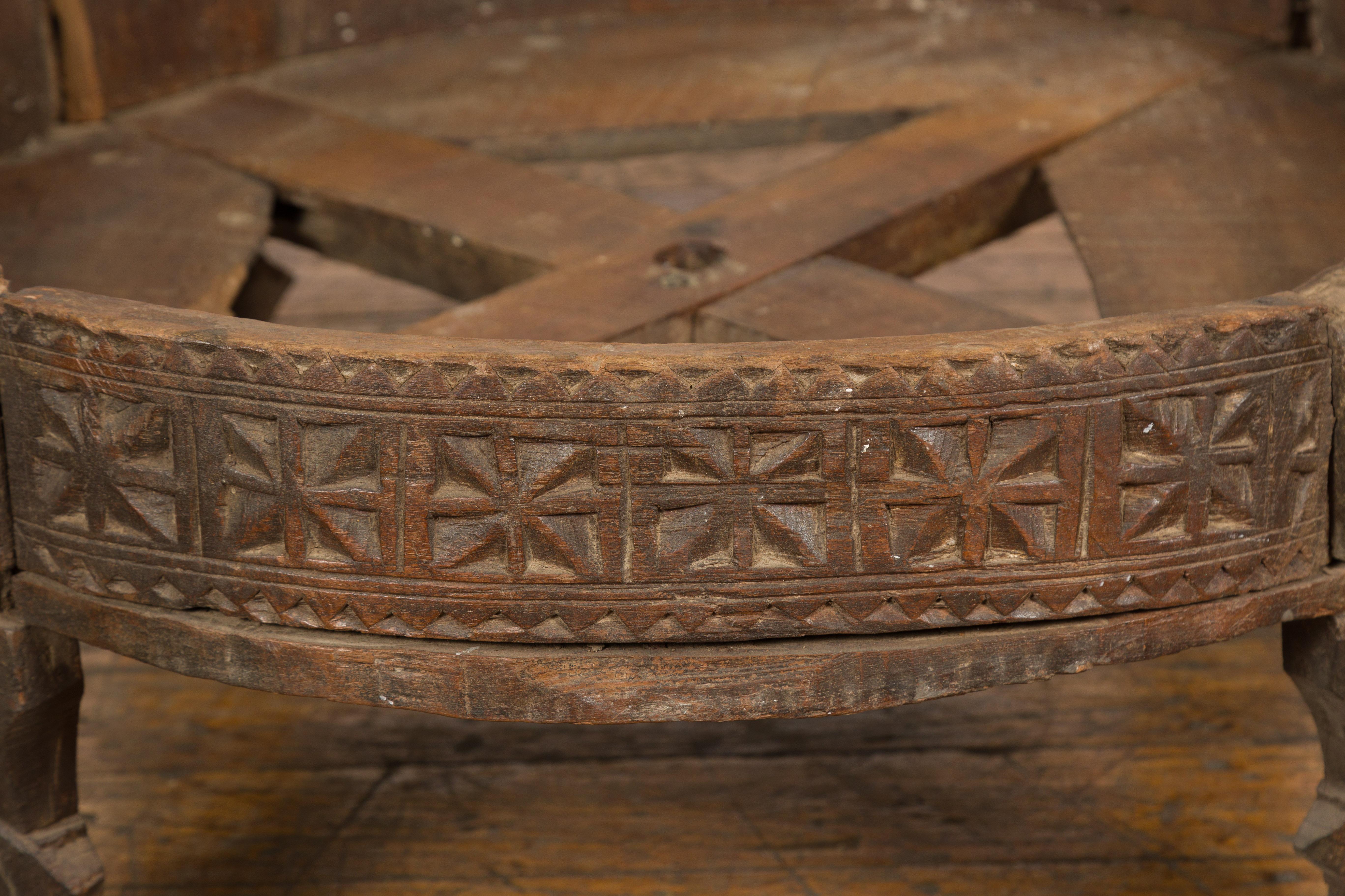Ancienne table à meuler indienne Chakki avec décor géométrique sculpté à la main en vente 3
