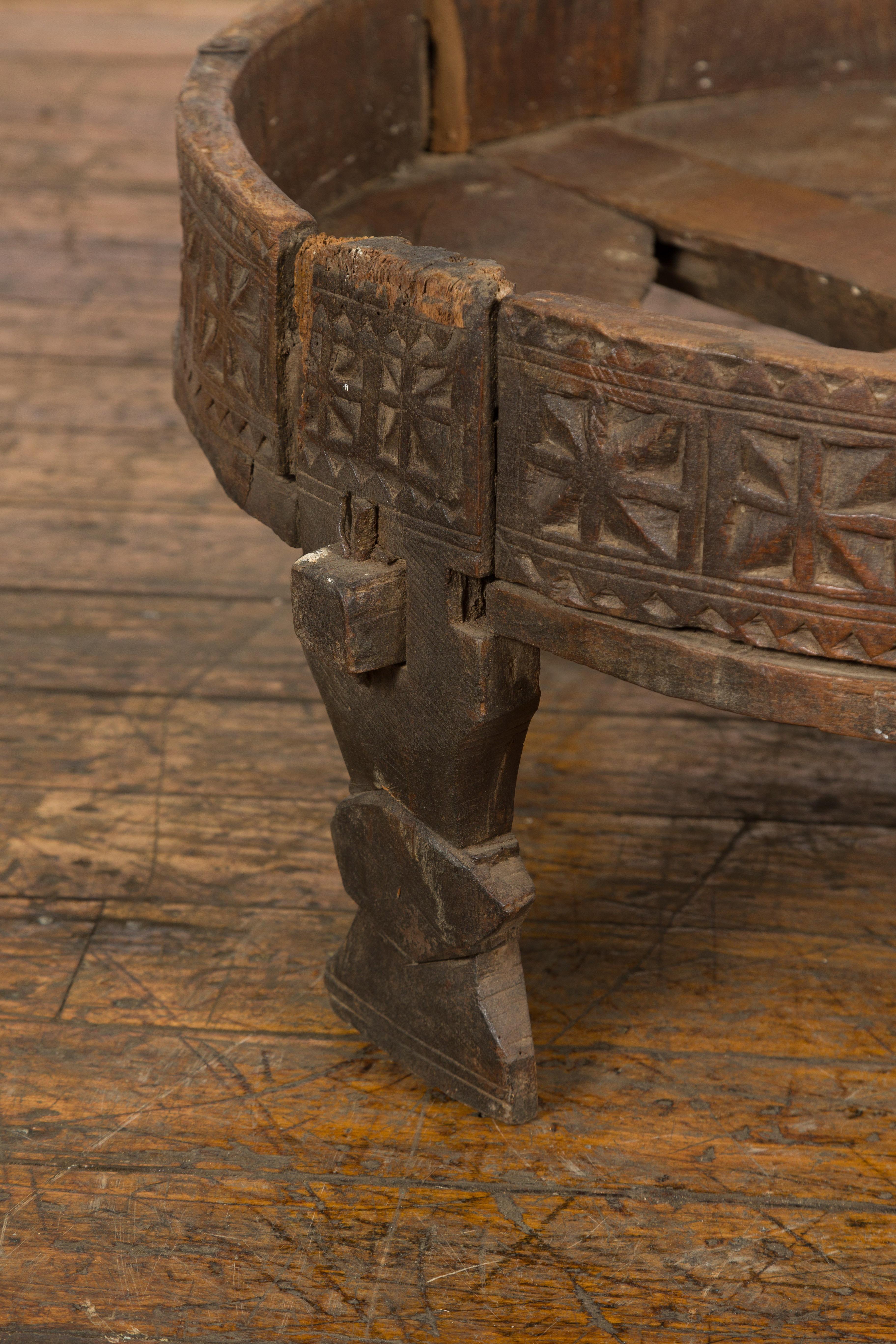 Ancienne table à meuler indienne Chakki avec décor géométrique sculpté à la main en vente 4
