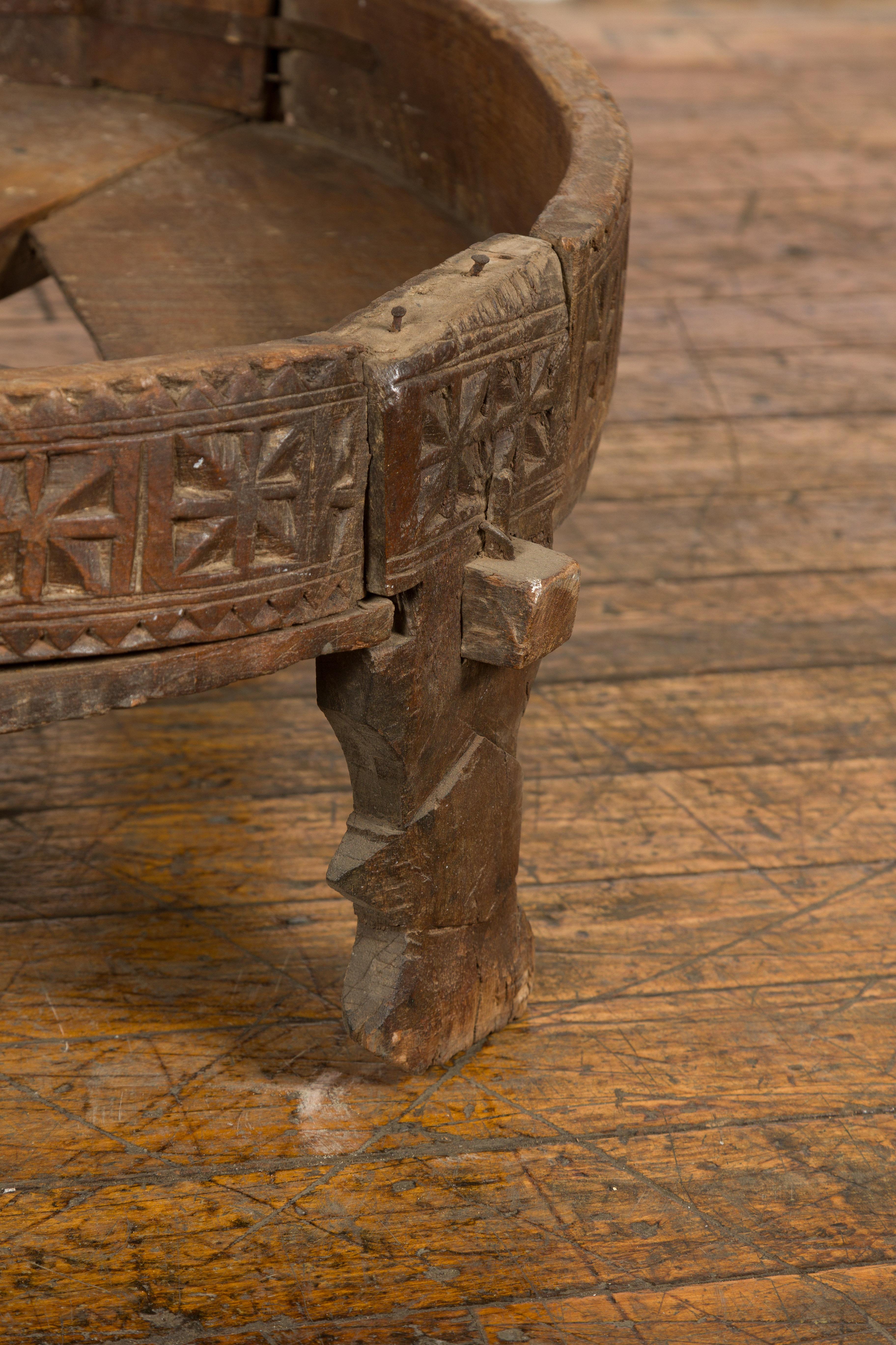 Ancienne table à meuler indienne Chakki avec décor géométrique sculpté à la main en vente 5