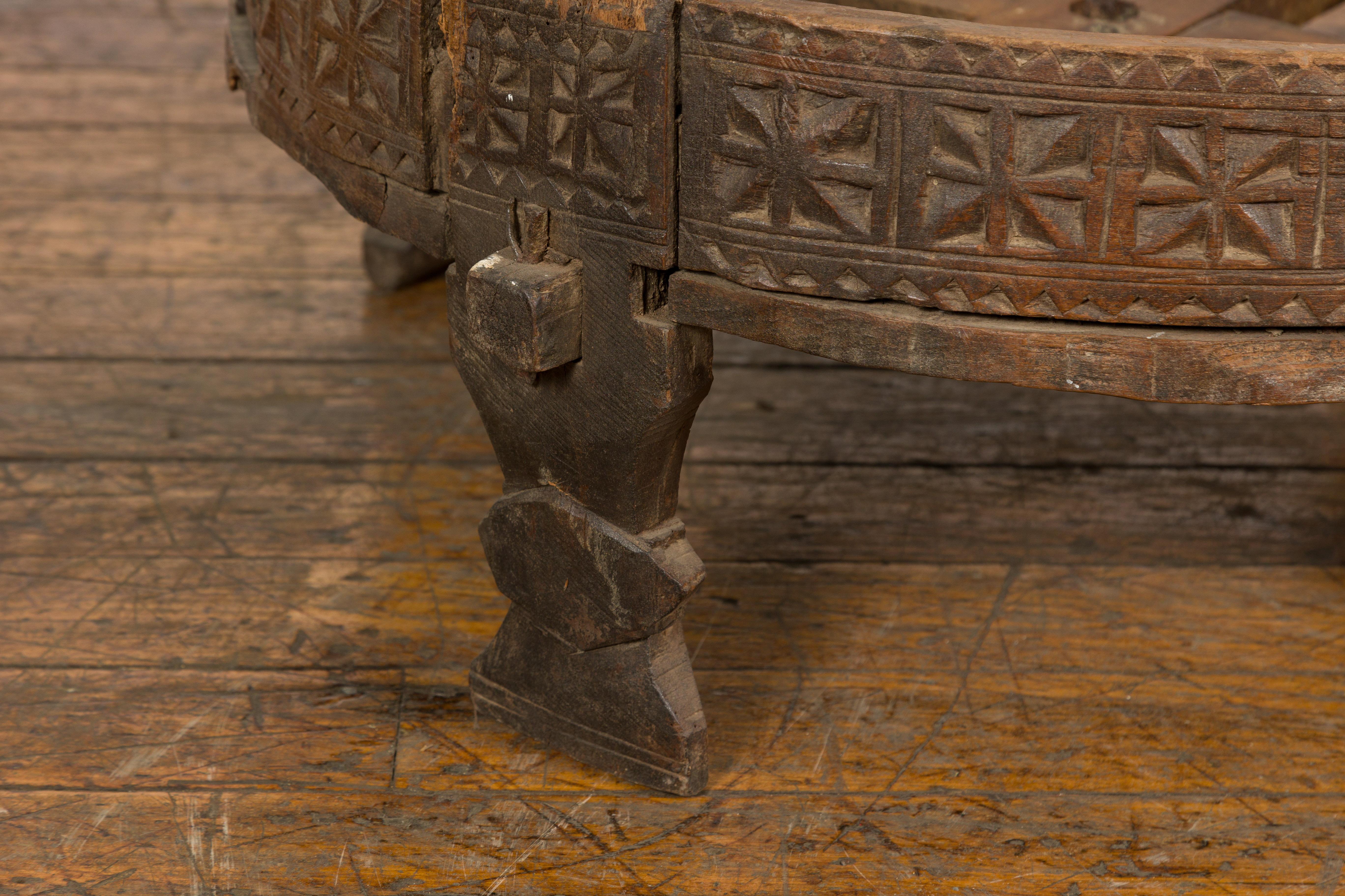 Ancienne table à meuler indienne Chakki avec décor géométrique sculpté à la main en vente 8