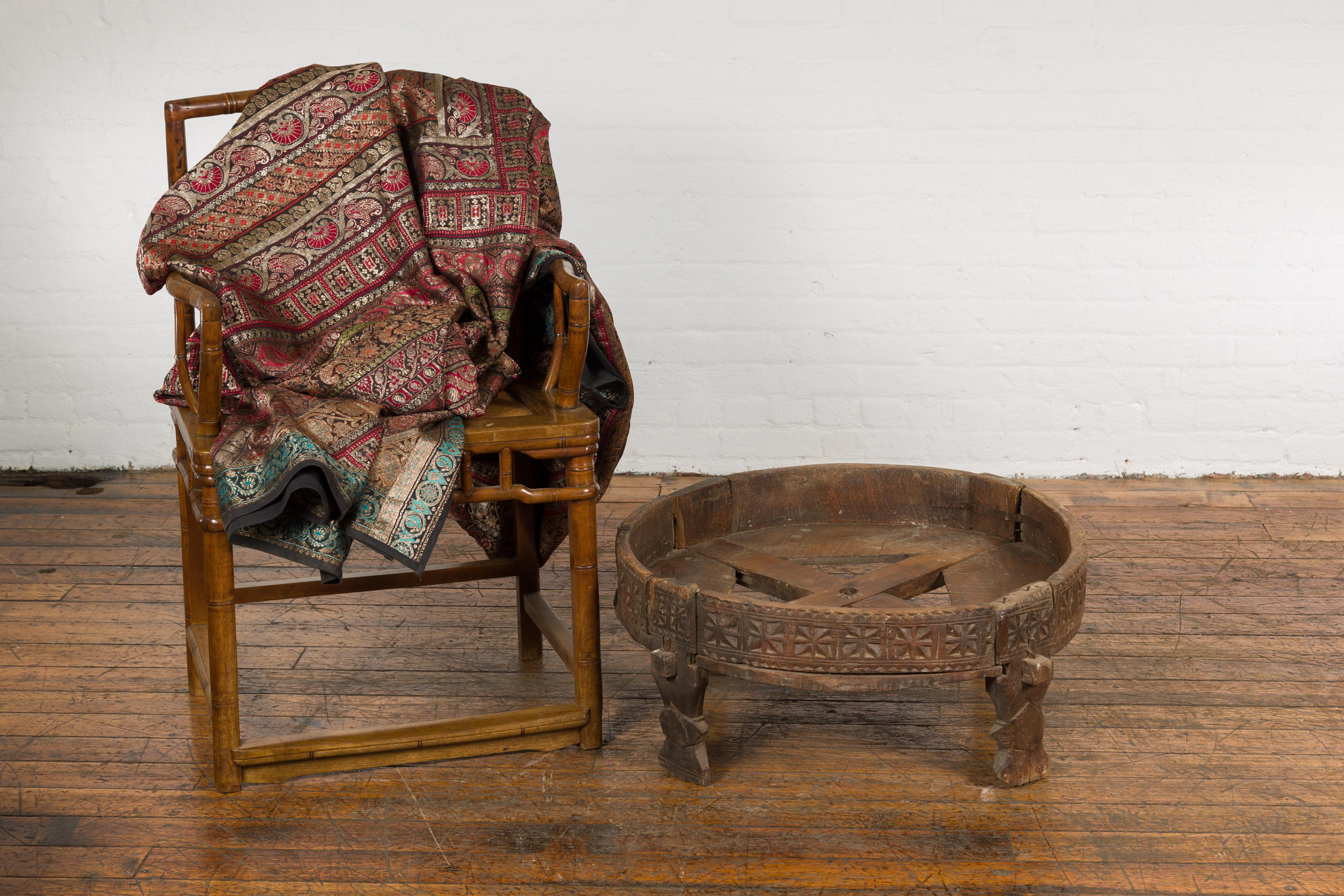 Tribal Ancienne table à meuler indienne Chakki avec décor géométrique sculpté à la main en vente