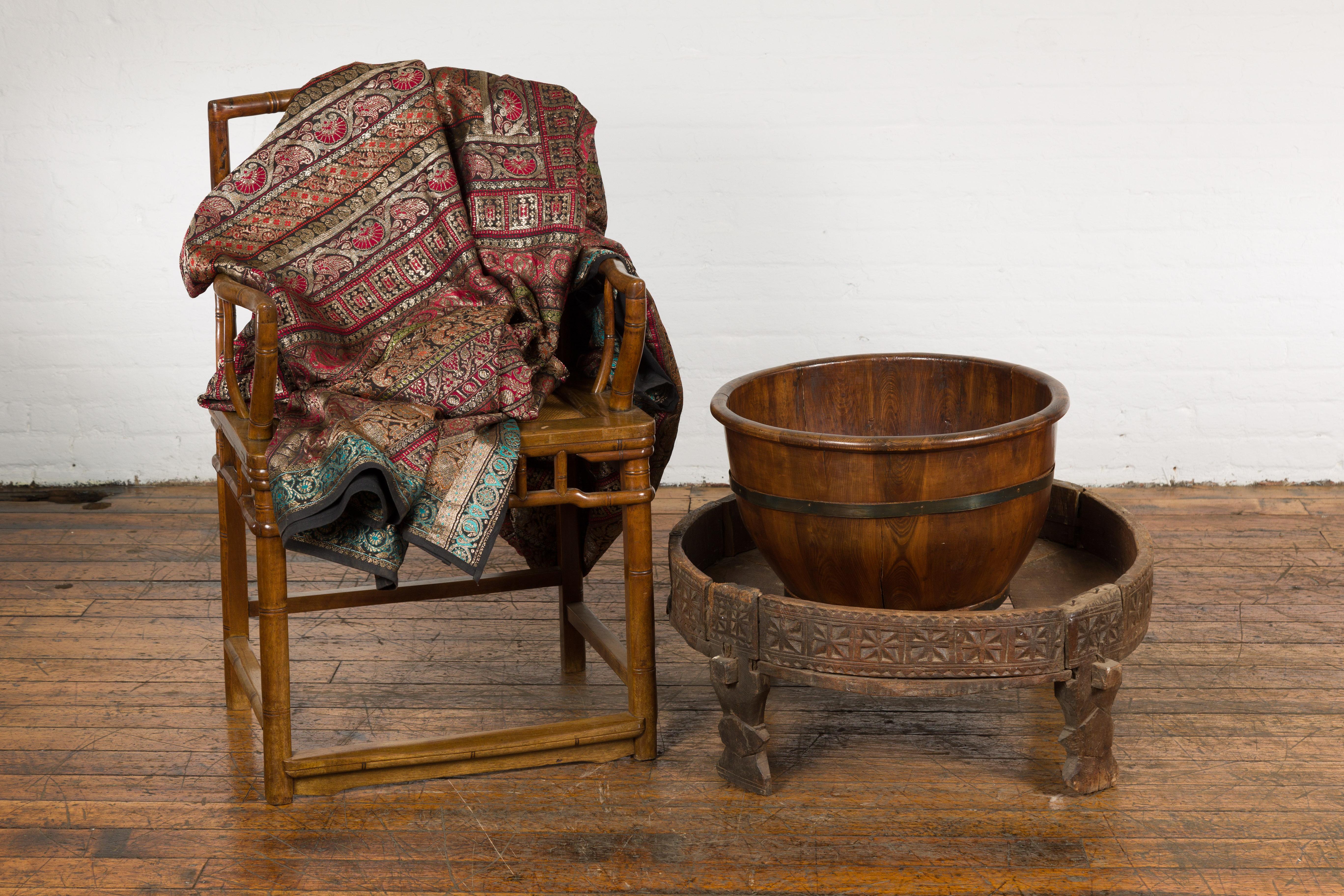 Indien Ancienne table à meuler indienne Chakki avec décor géométrique sculpté à la main en vente