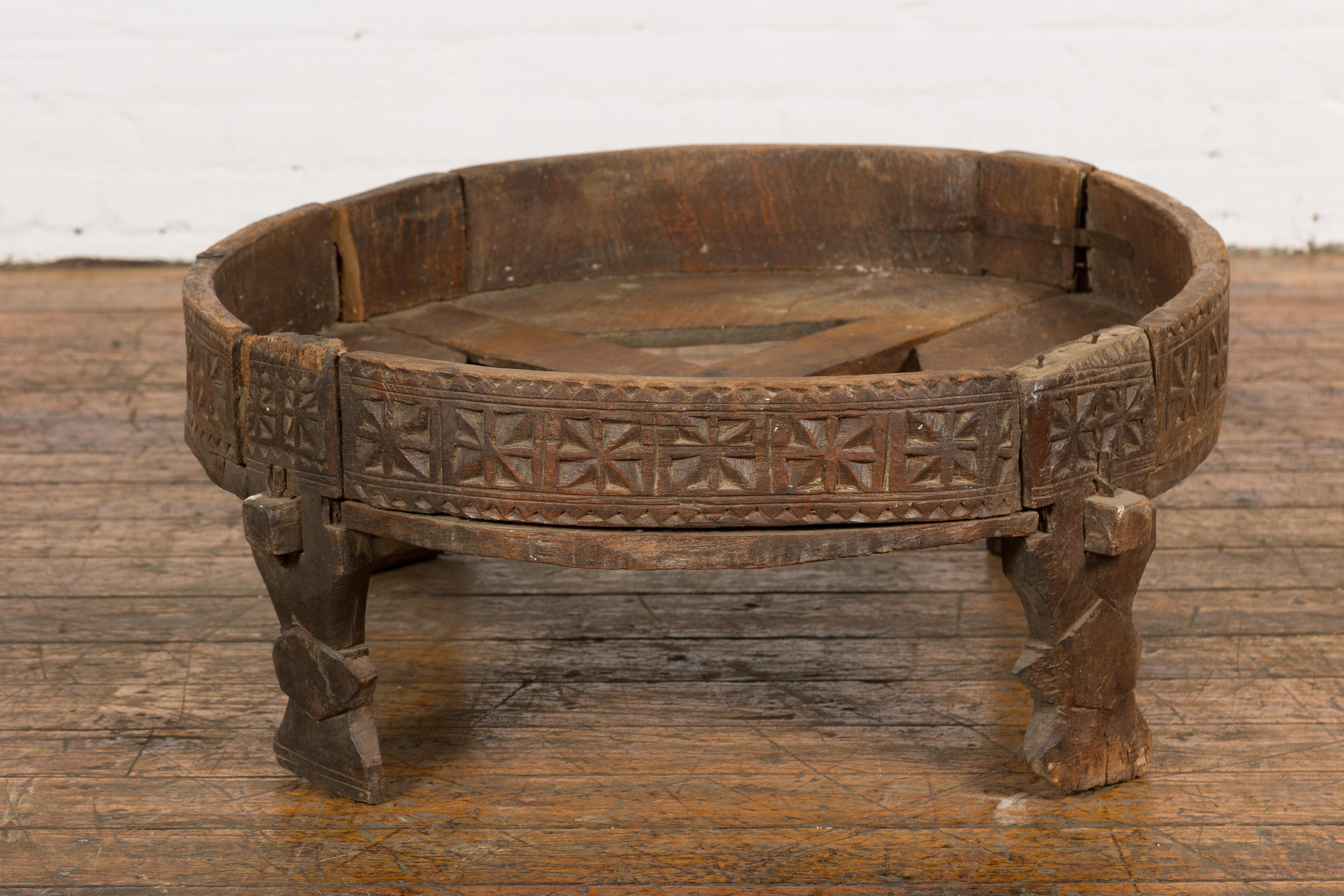 Sculpté à la main Ancienne table à meuler indienne Chakki avec décor géométrique sculpté à la main en vente