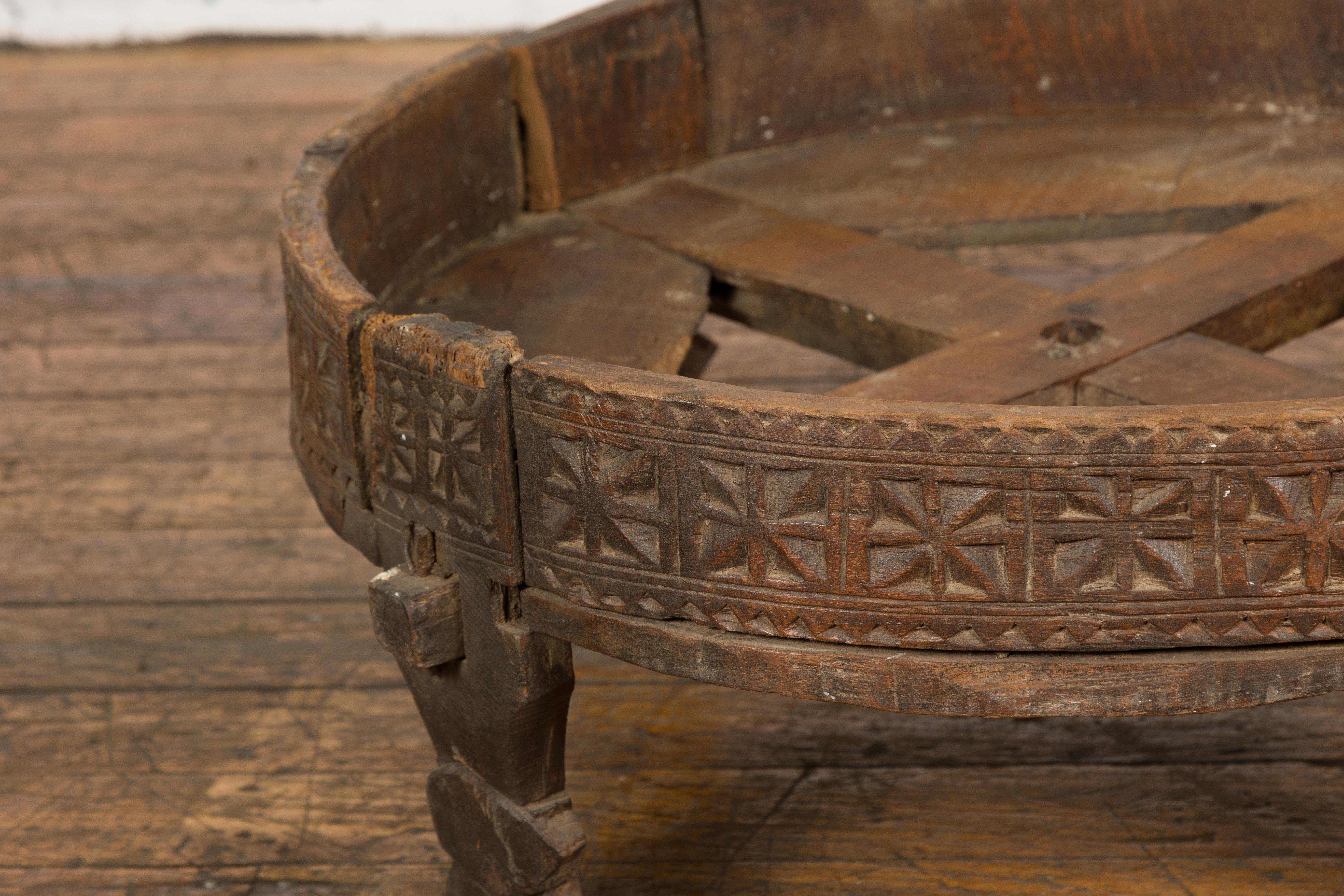 Antiker indischer Chakki-Schleiftisch mit handgeschnitztem geometrischem Dekor (Holz) im Angebot