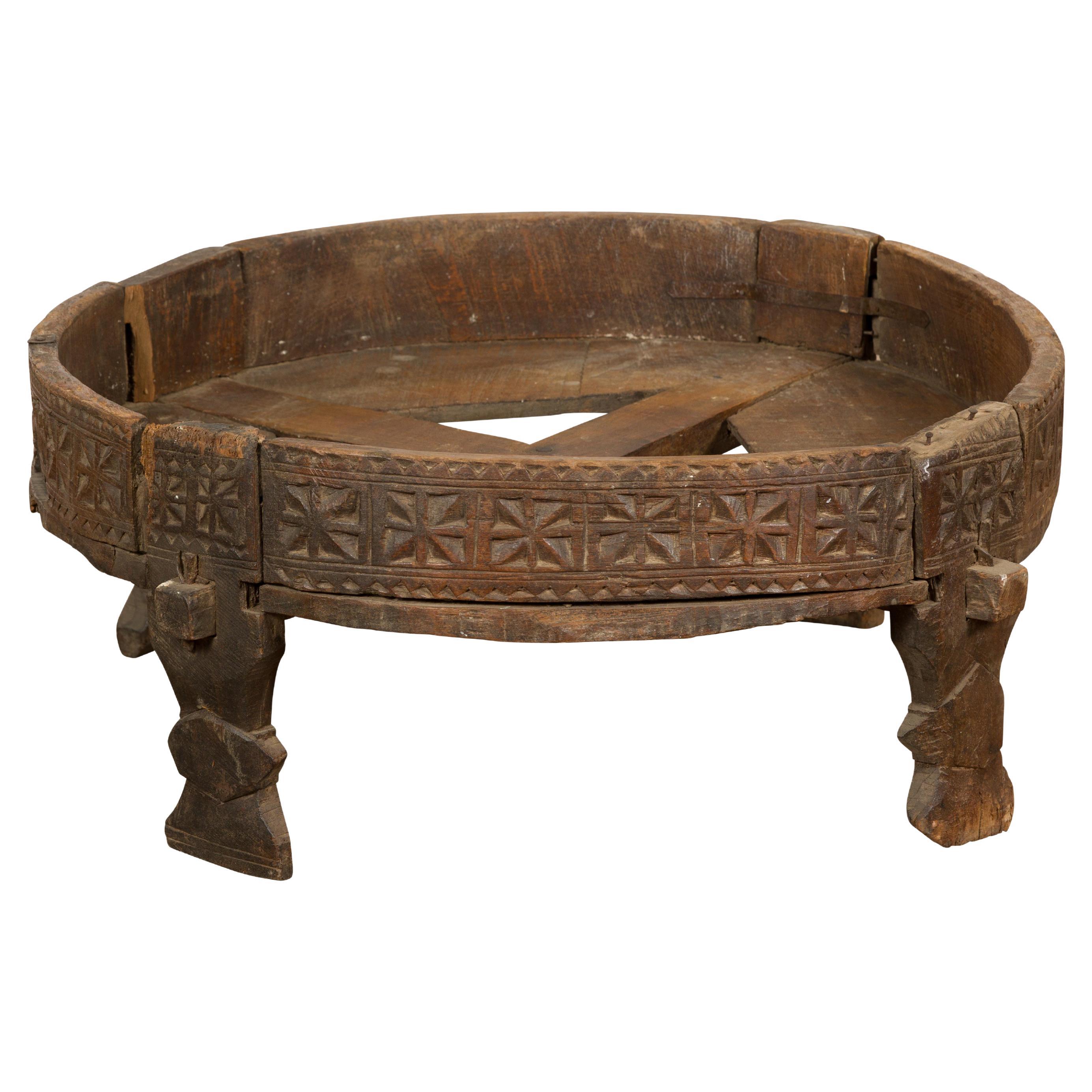 Ancienne table à meuler indienne Chakki avec décor géométrique sculpté à la main