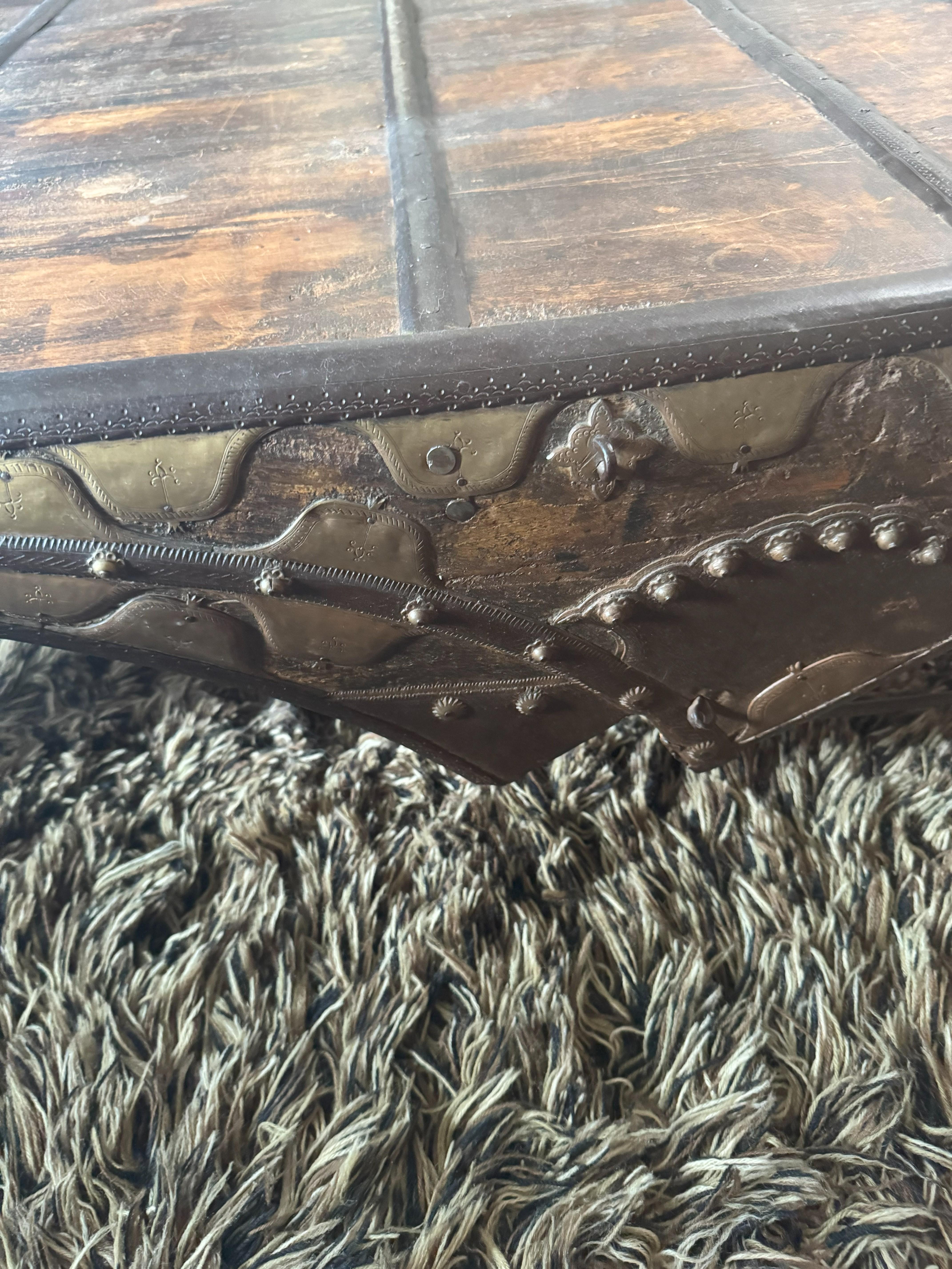 Antique Indian coffee table with beautiful authentic elements For Sale 7