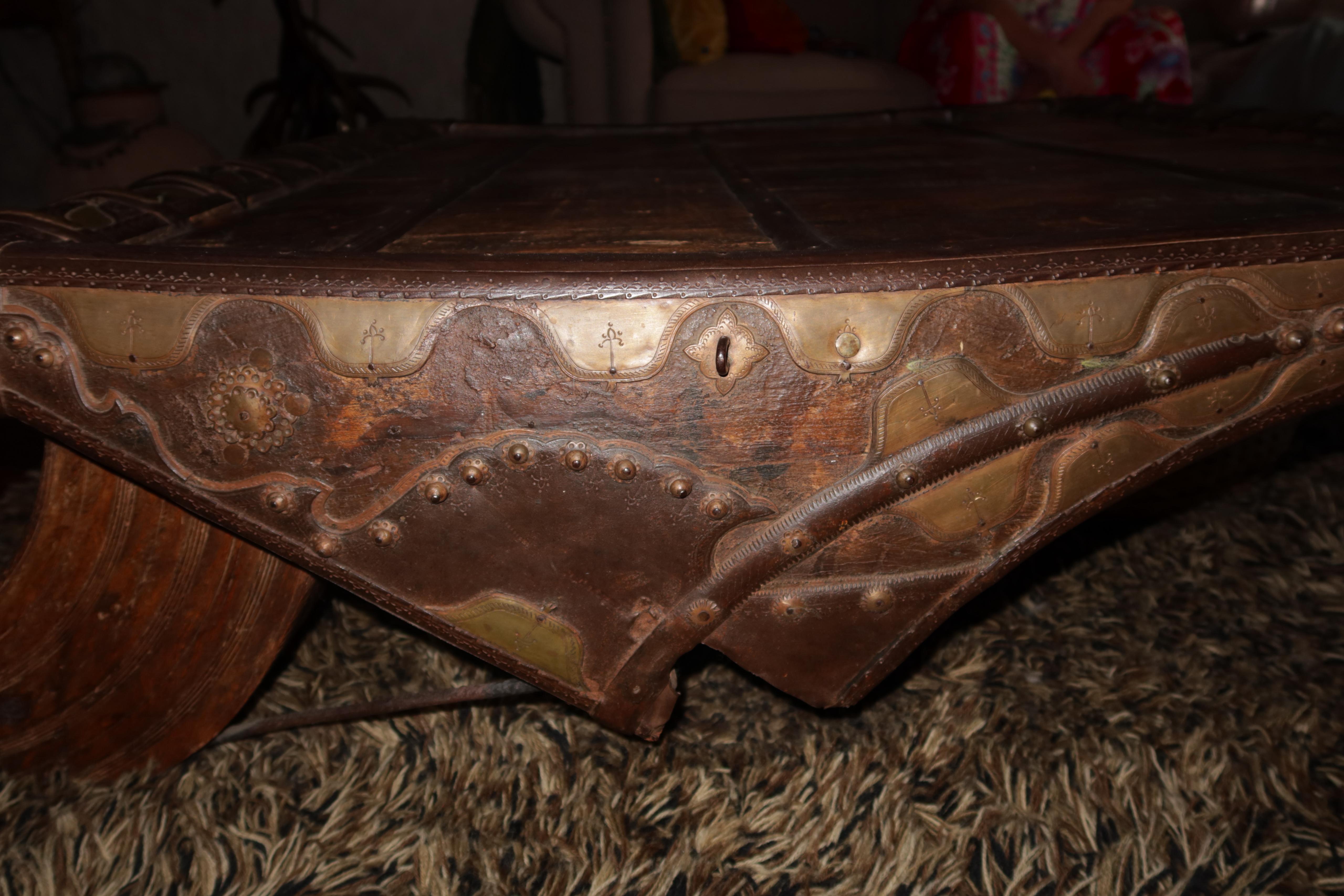 Il piano del tavolo proviene da un carro di buoi.

Gli elementi sono realizzati in ottone e rame.

Antico tavolino indiano con bellissimi elementi autentici.