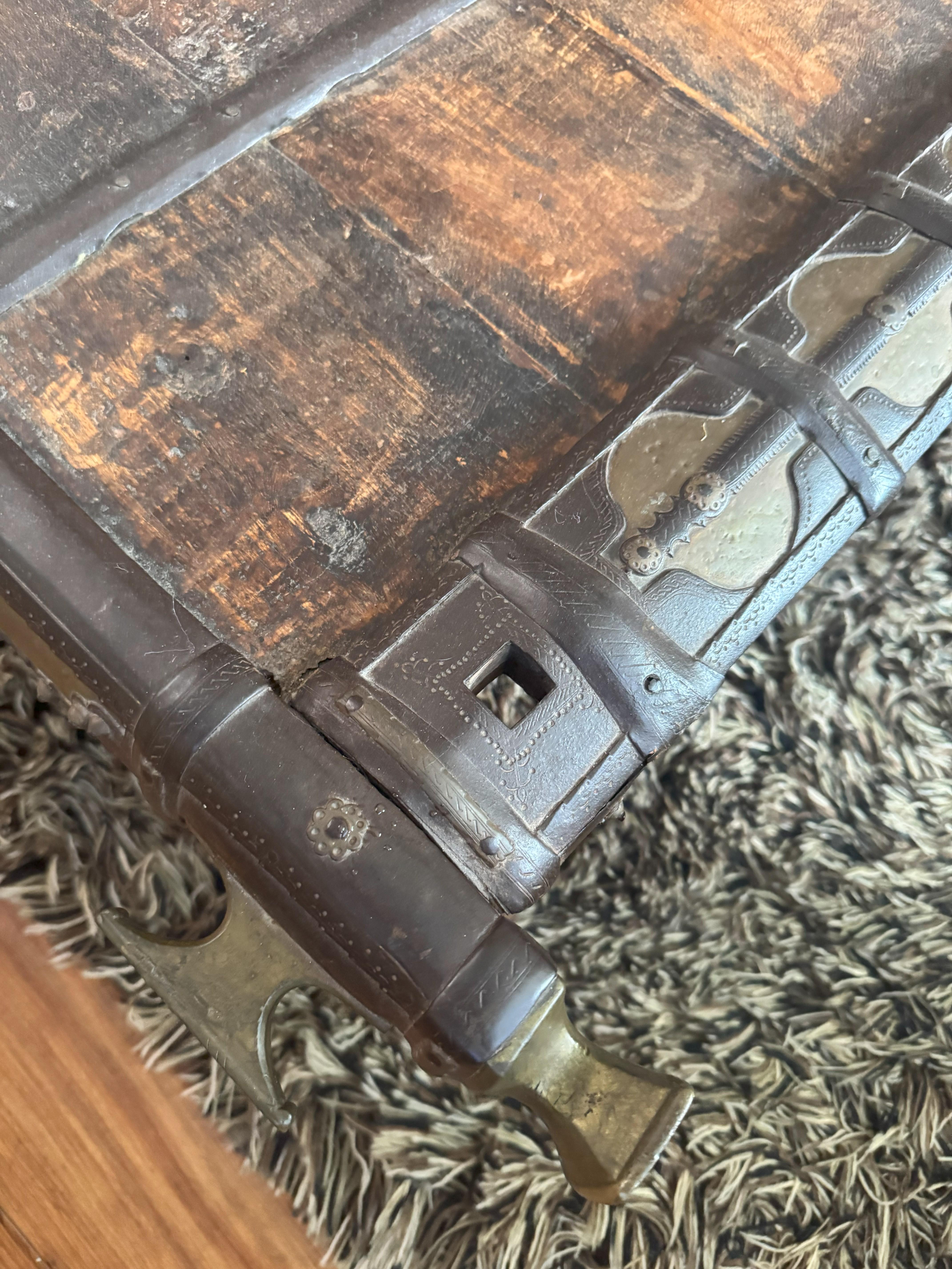 Antique Indian coffee table with beautiful authentic elements For Sale 3