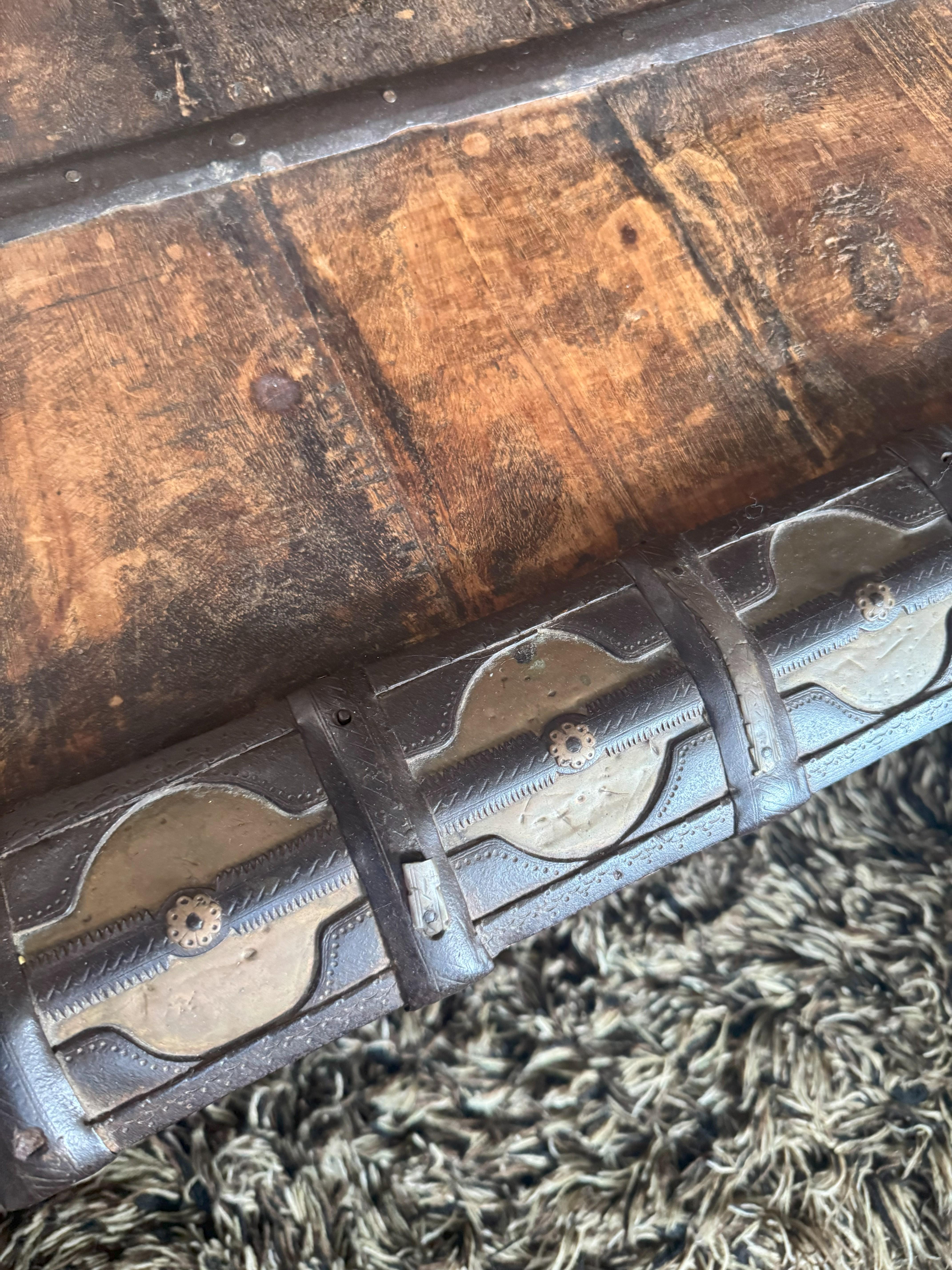 Antique Indian coffee table with beautiful authentic elements For Sale 4