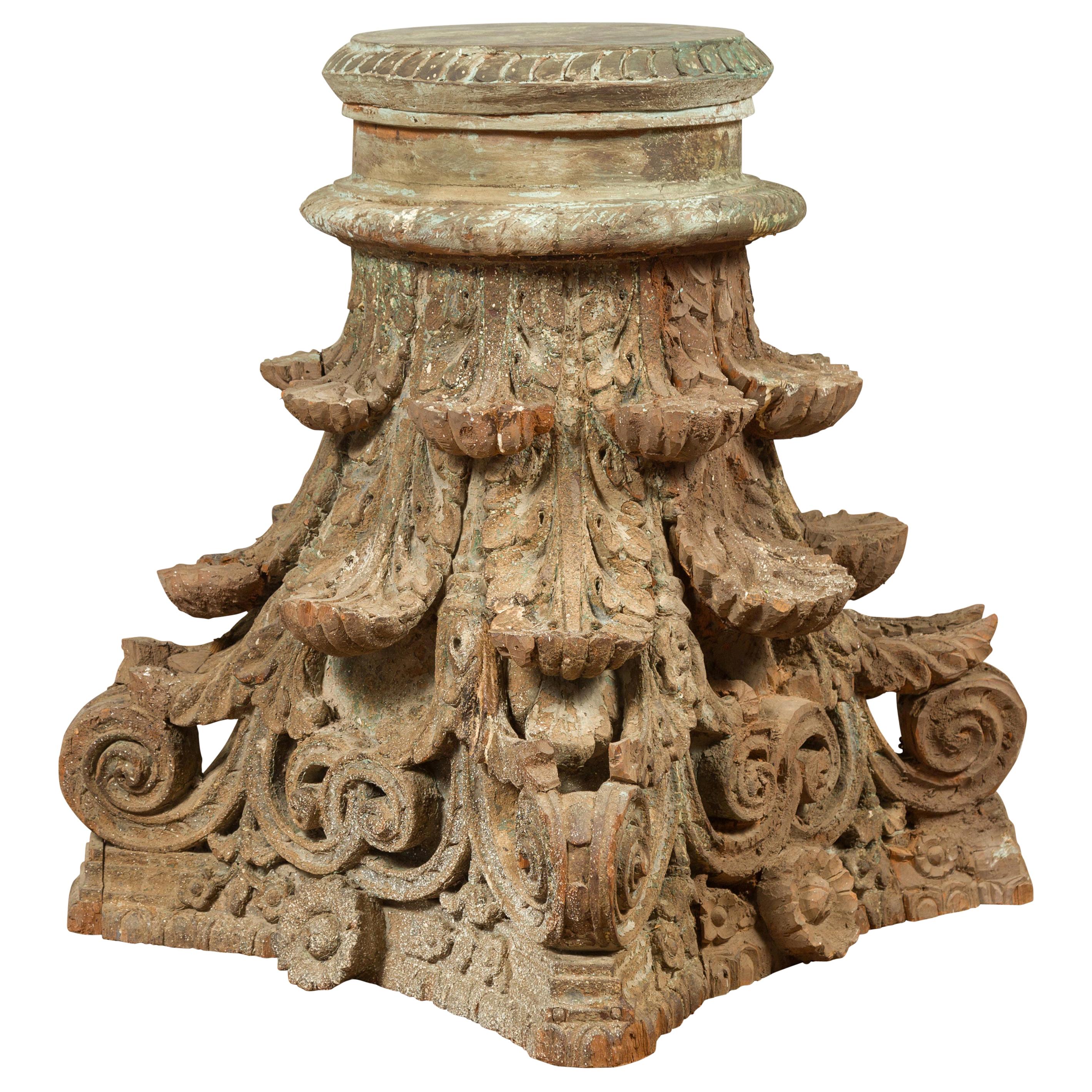 Ancienne sculpture indienne de chapiteau de temple corinthien à patine vieillie