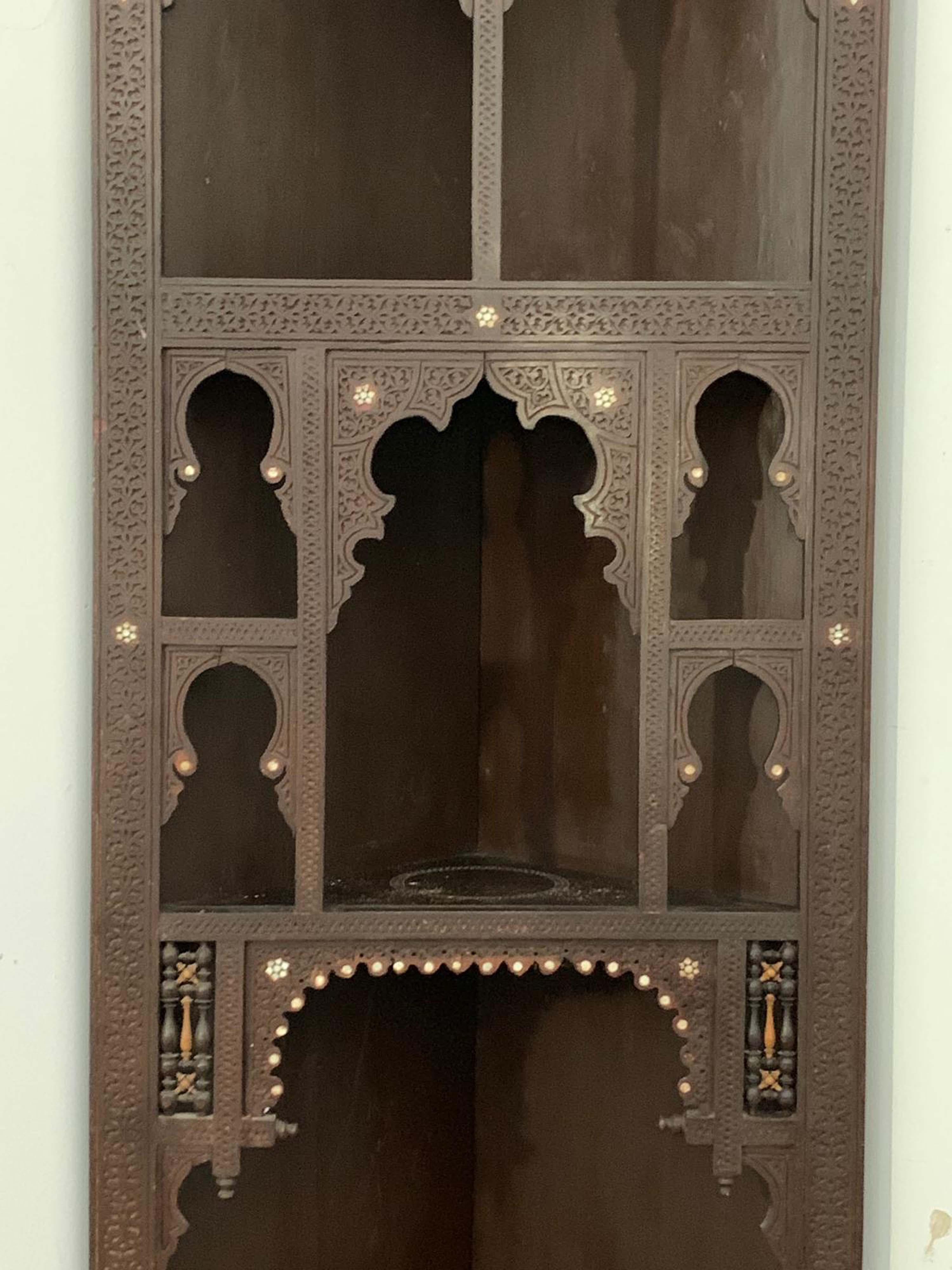 British Indian Ocean Territory.
Indian colonial corner cabinet from the end of the 19th century, carved teak wood.

Packaging with bubble wrap and cardboard boxes is included. If the wooden packaging is needed (fumigated crates or boxes) for US