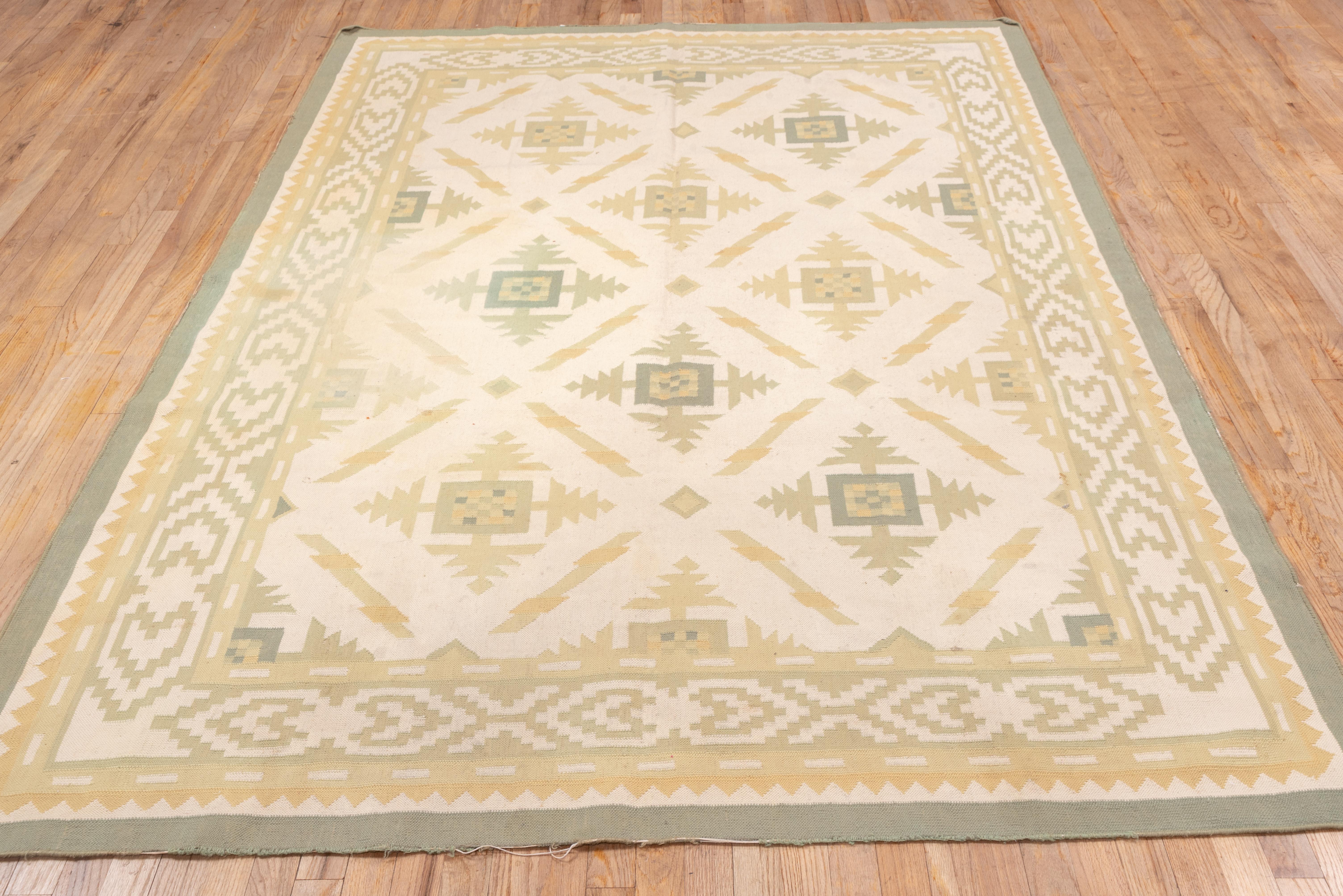 Antiker indischer Dhurrie-Teppich aus Baumwolle, Allover-Feld, grüne Akzente (Indisch) im Angebot