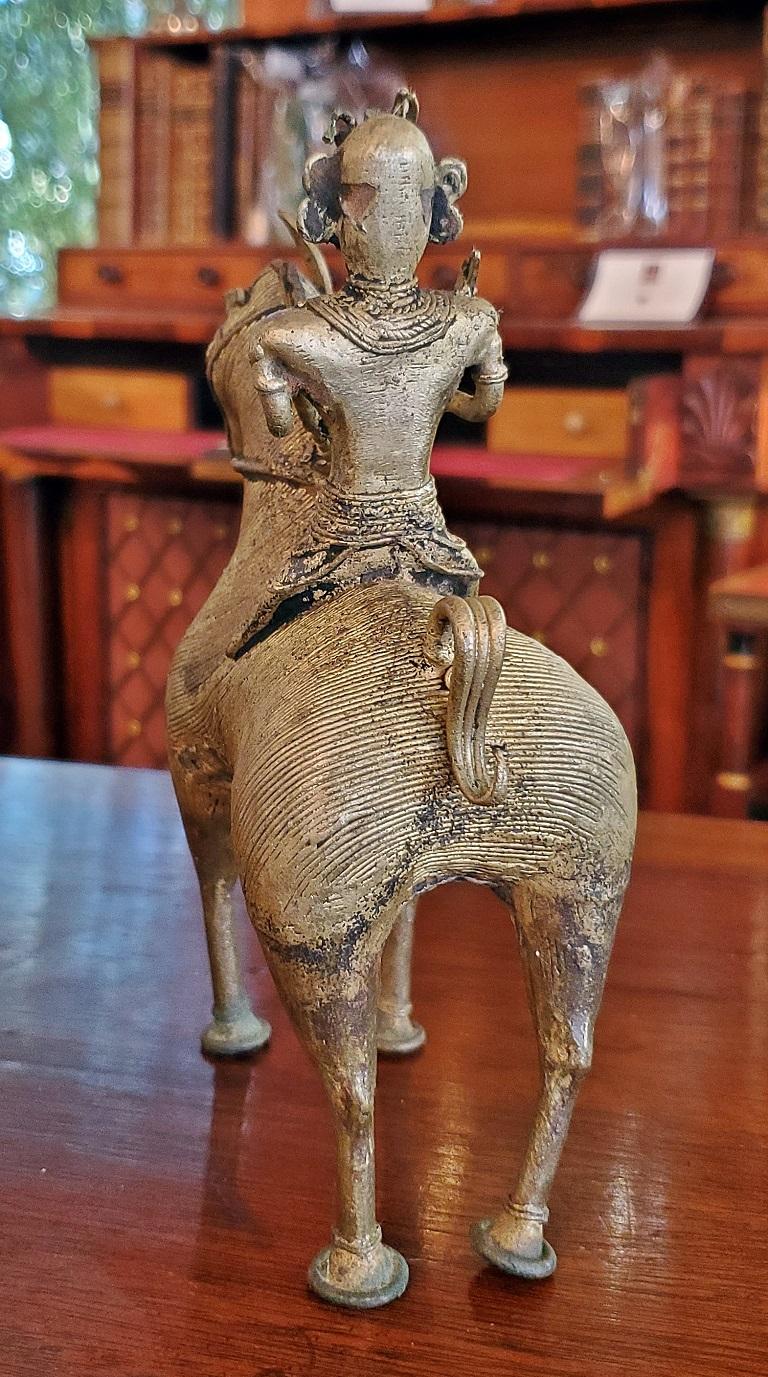 Voici une belle sculpture indienne antique de cheval et de cavalier Dhokra.

Probablement de la fin du XIXe ou du début du XXe siècle, comme en témoignent sa patine naturelle et les preuves évidentes de son âge.

Elle représente un guerrier