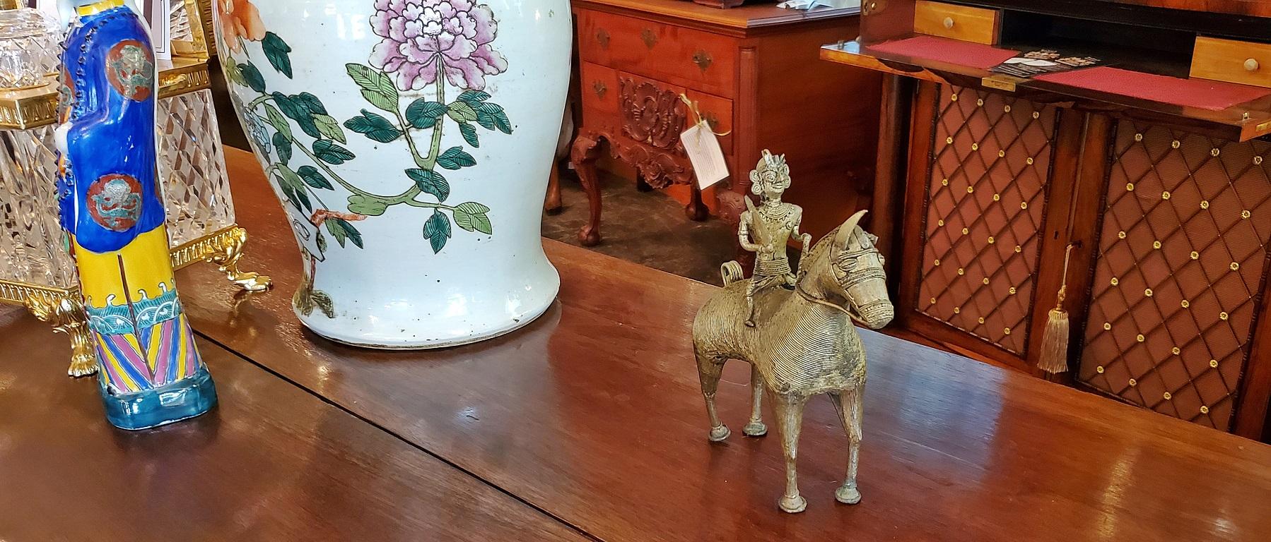 Antike indische Dhokra Pferd und Reiter Skulptur (Vergoldet) im Angebot