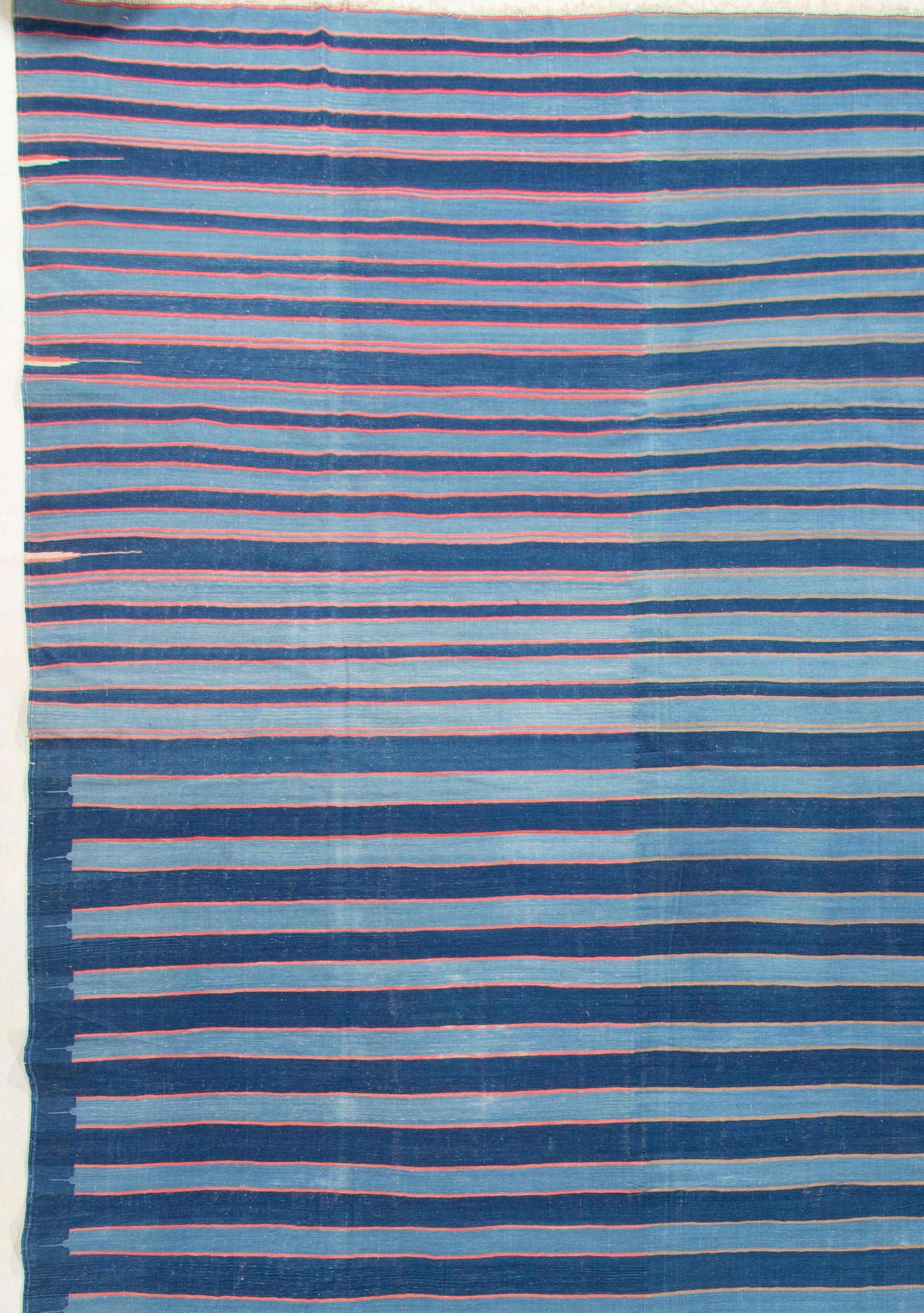 Antiker indischer Dhurrie-Teppich 11'6 X 22'. Es ist schwierig, eine Dhurrie dieser Größe zu finden, und dies ist ein ganz besonderes Stück mit seinem attraktiven und modernen Aussehen. Dhurries sind flach gewebte Teppiche, die einem in Indien