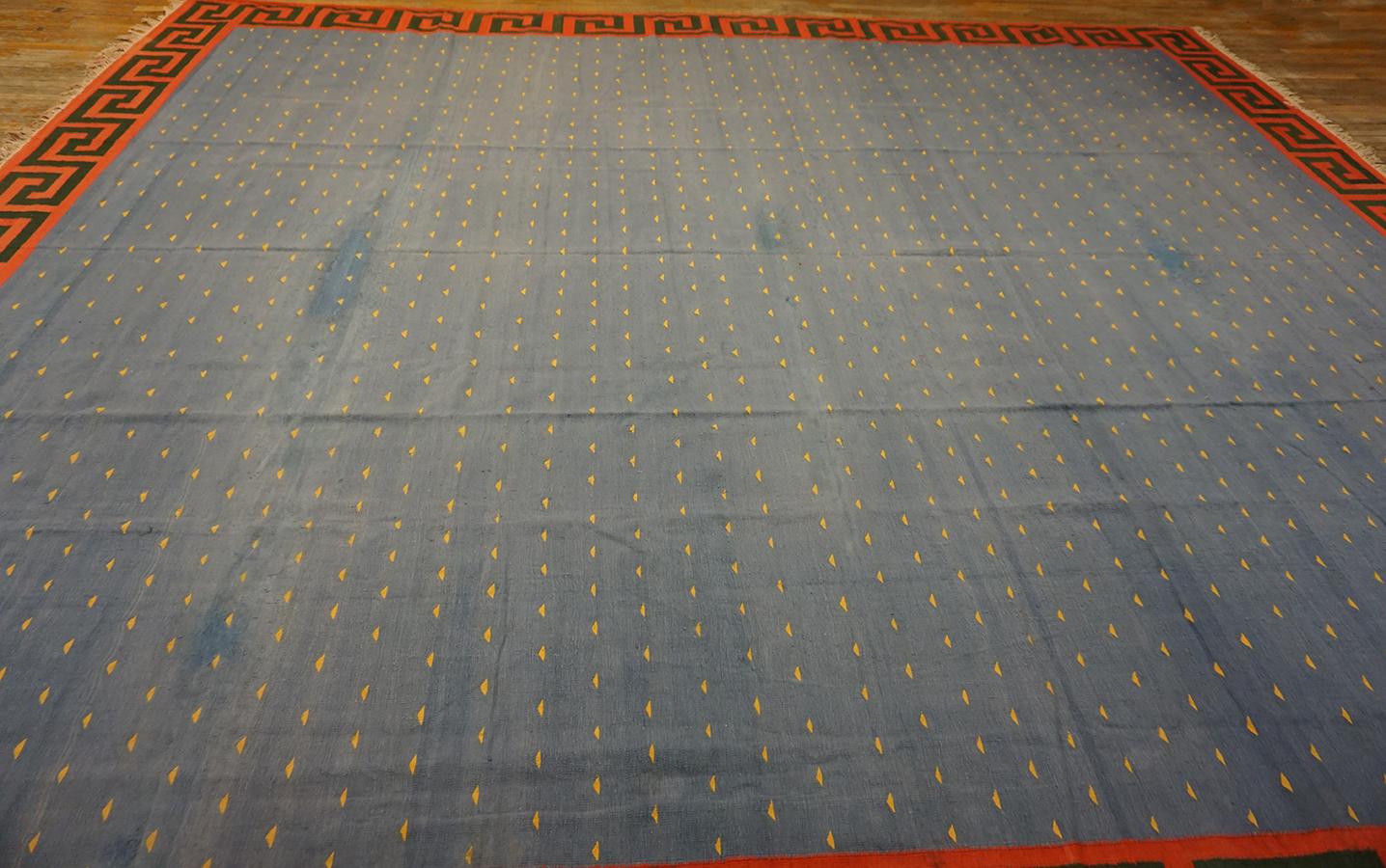 Indischer Dhurrie-Teppich aus Baumwolle des frühen 20. Jahrhunderts ( 12''9 - 15'' - 388 x 457)  im Zustand „Gut“ im Angebot in New York, NY